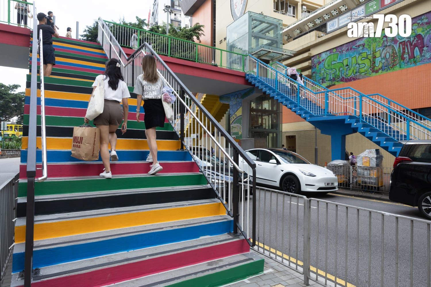 銅鑼灣「奧運橋」近日相關奧運設計圖案和資訊突然消失,路政署稱鑑於部分油漆已日漸褪色,故進行翻新工程,不涉更改現有的外觀設計,料於12月完成。(蘇文傑攝)