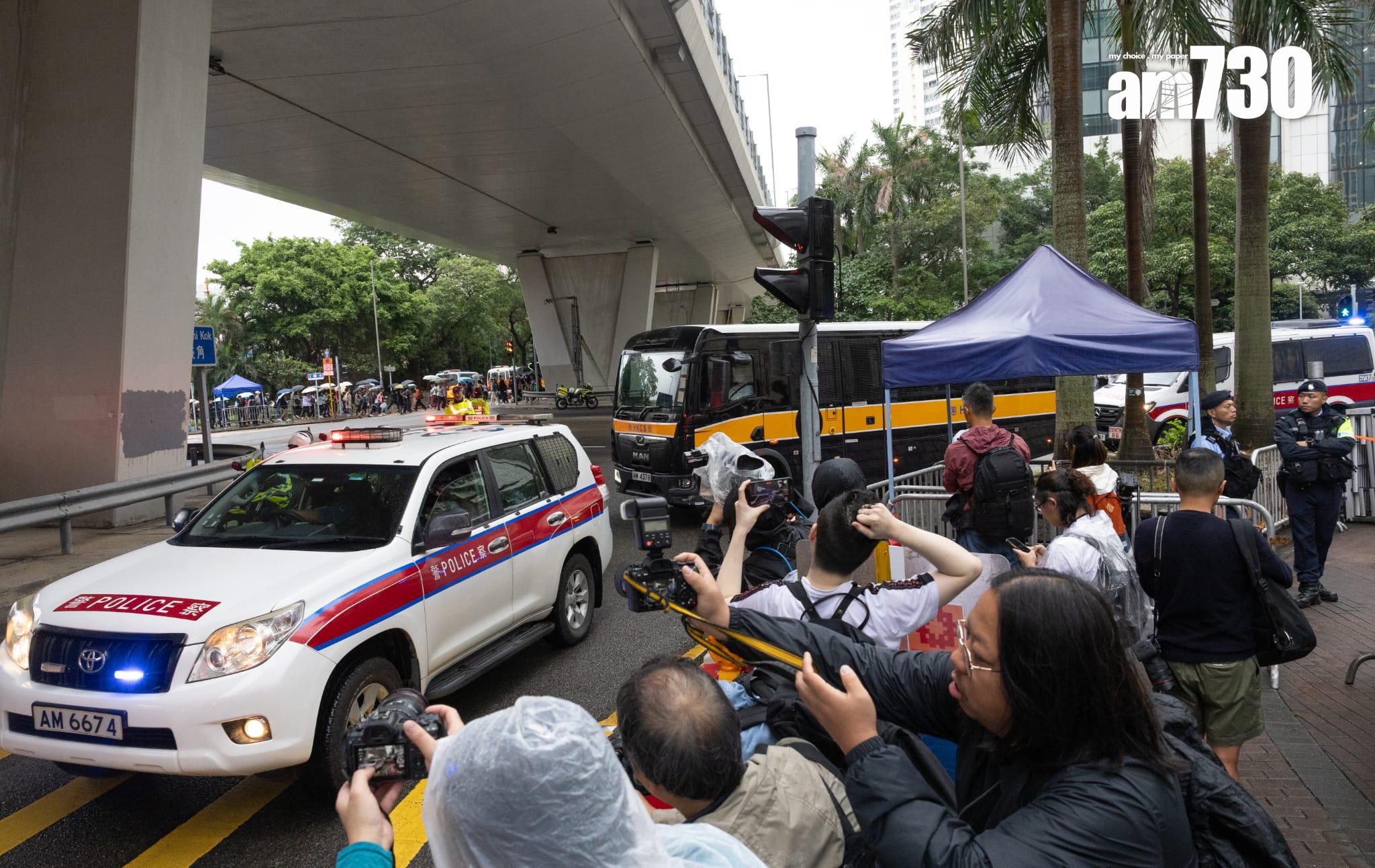 案中部分被告由囚車押送到法院。(蘇文傑攝)