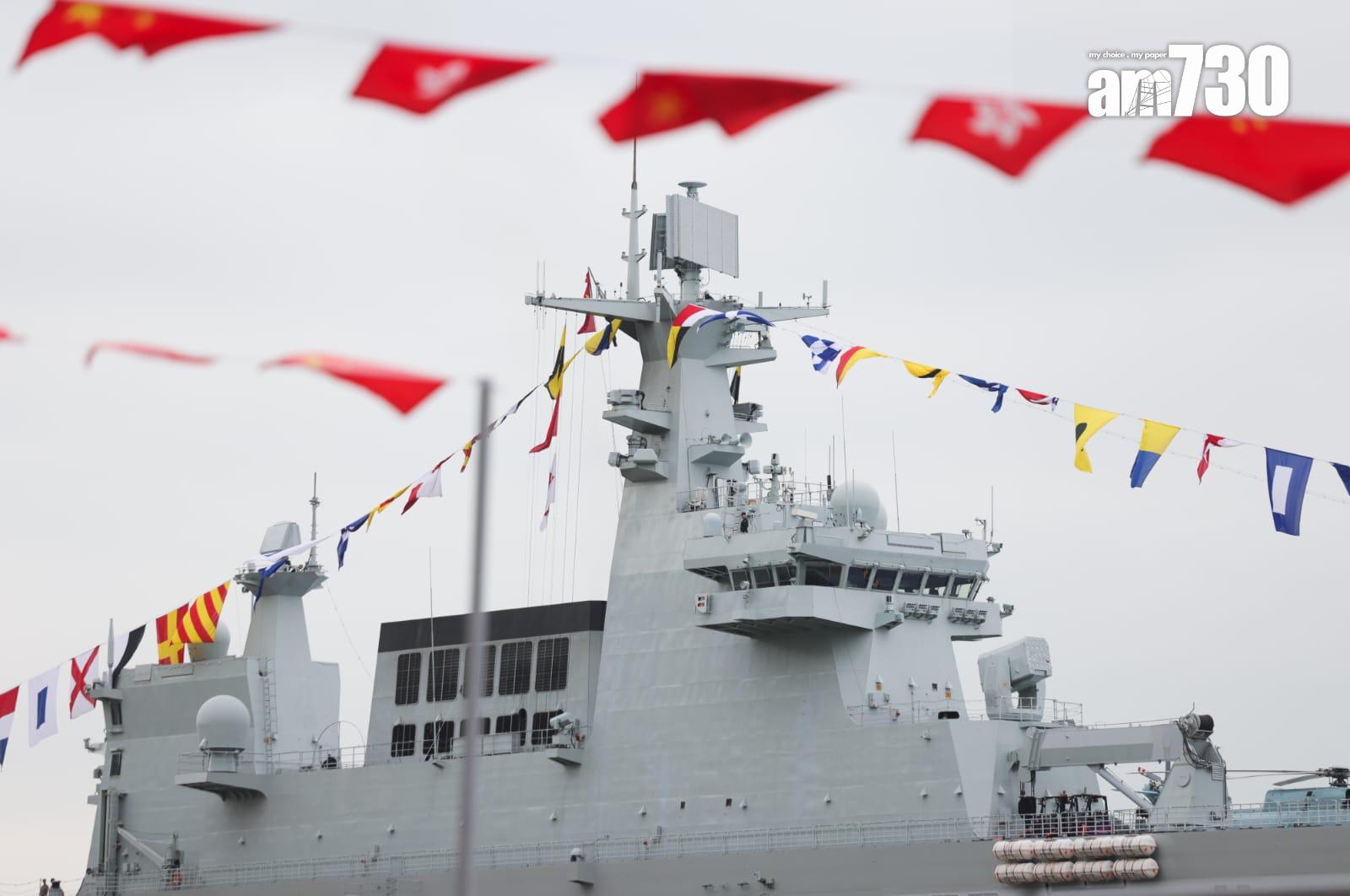 解放軍海軍兩棲攻擊艦「海南艦」及導彈驅逐艦「長沙艦」組成的編隊抵達香港,展開5天訪問。(吳康琦攝)