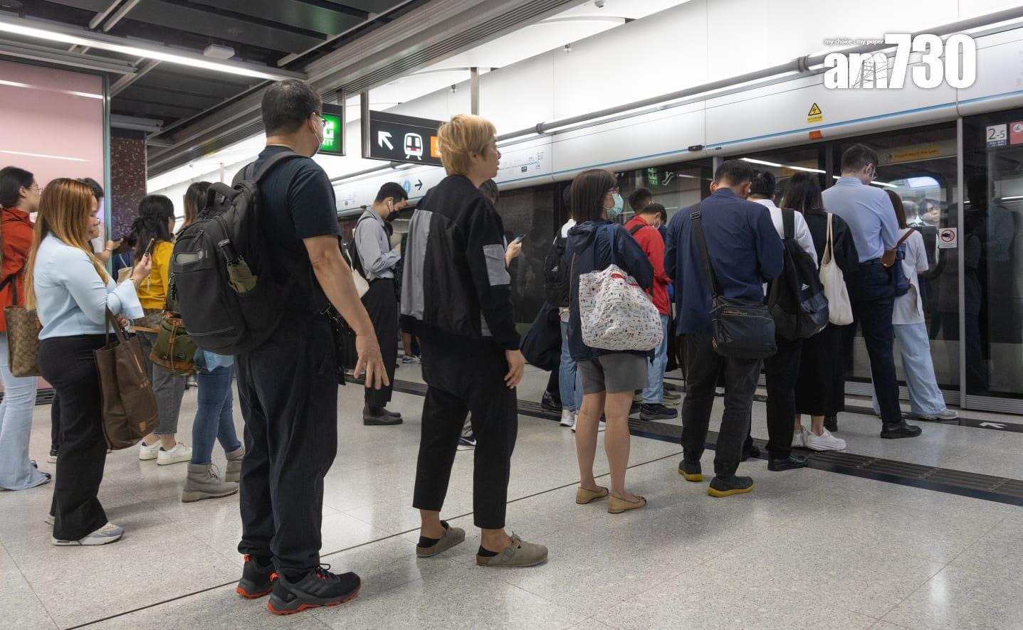 港鐵站現上班人龍。(蘇文傑攝)