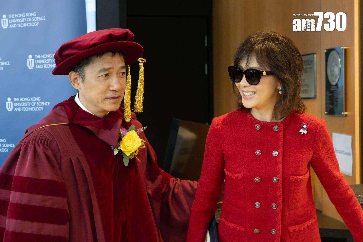 劉嘉玲以一身全紅套裝打扮現身,相當搶鏡。 (蘇文傑攝)