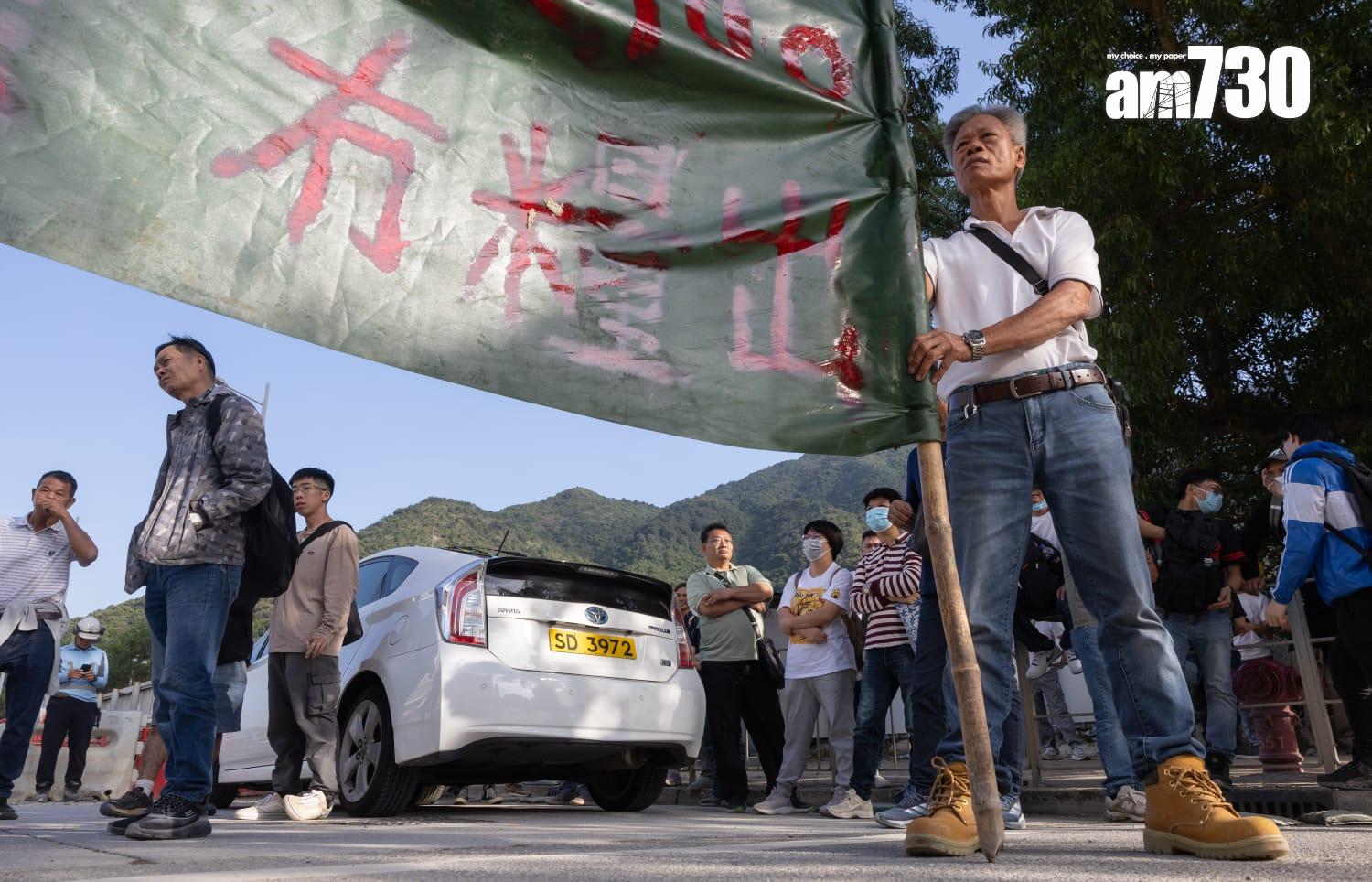 位於東涌一公屋地盤(迎東邨旁)主承建商欠下工人9月至10月薪金,受影響工人有250多人,到場聲援的約有80人,工種來自泥井、水喉、模板、雜工等,涉及金額為2,000萬元。(蘇文傑攝)