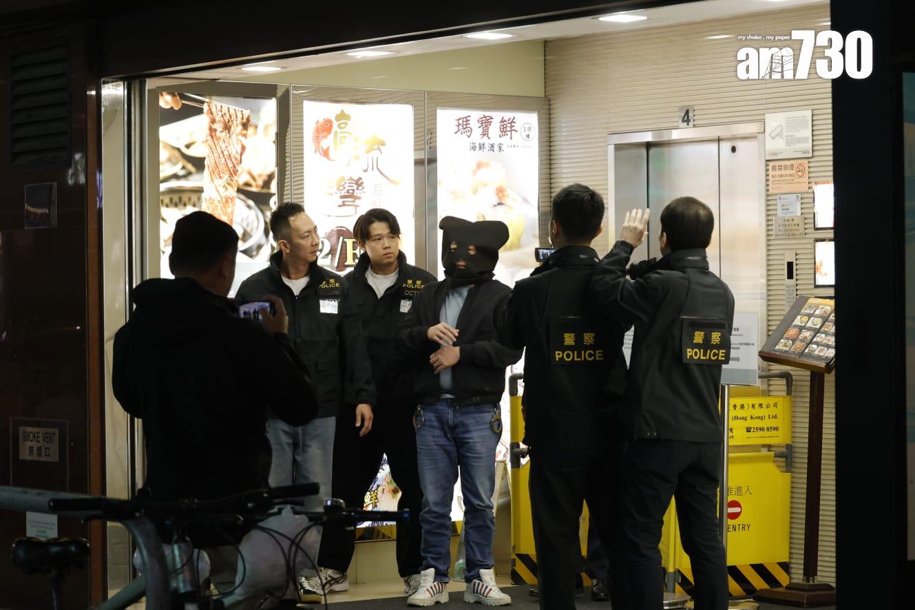 1997年發生的尖沙咀寶勒巷卡拉OK縱火案,其中一名通緝犯陳惠良潛逃27年終在內地落網並已被押返回港,警方晚上將他押返寶勒巷進行案情重組。(林俊源攝)