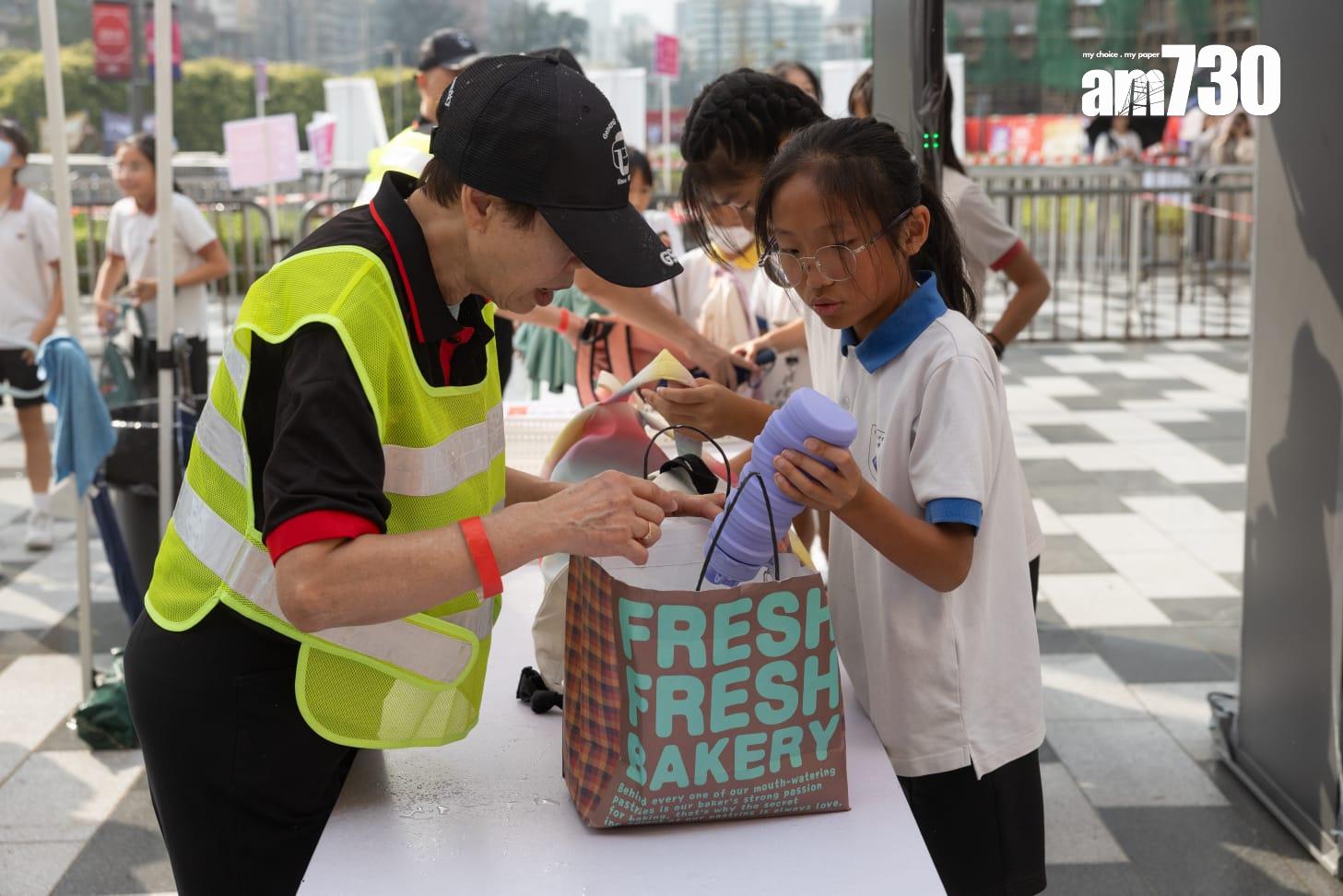 觀眾需接受安檢方可進場,長傘、食物、飲品均不可攜帶進場。(蘇文傑攝)