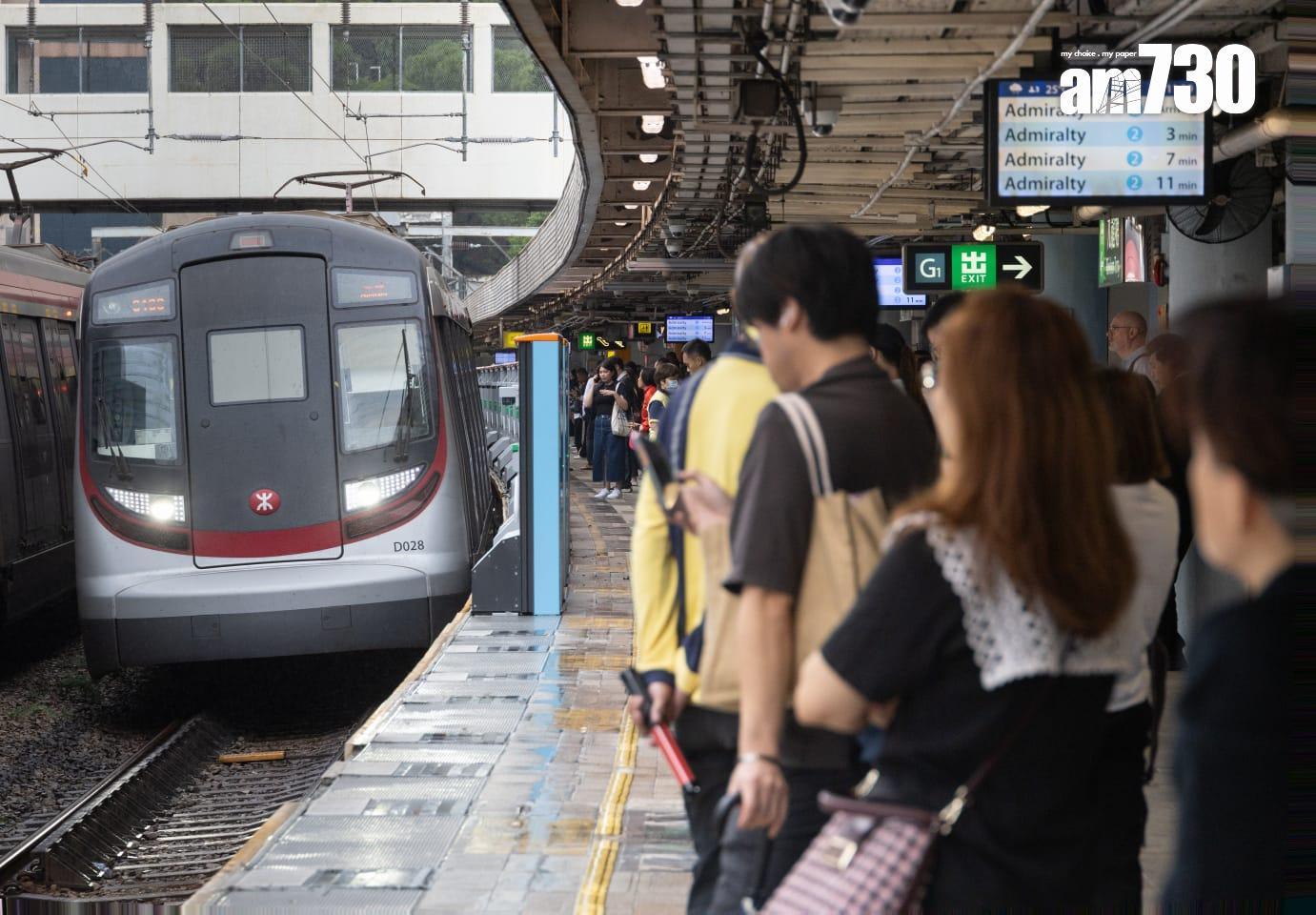 天文台在上午10時20分改發3號風球,意味著許多打工仔將要趕返工。(蘇文傑攝)