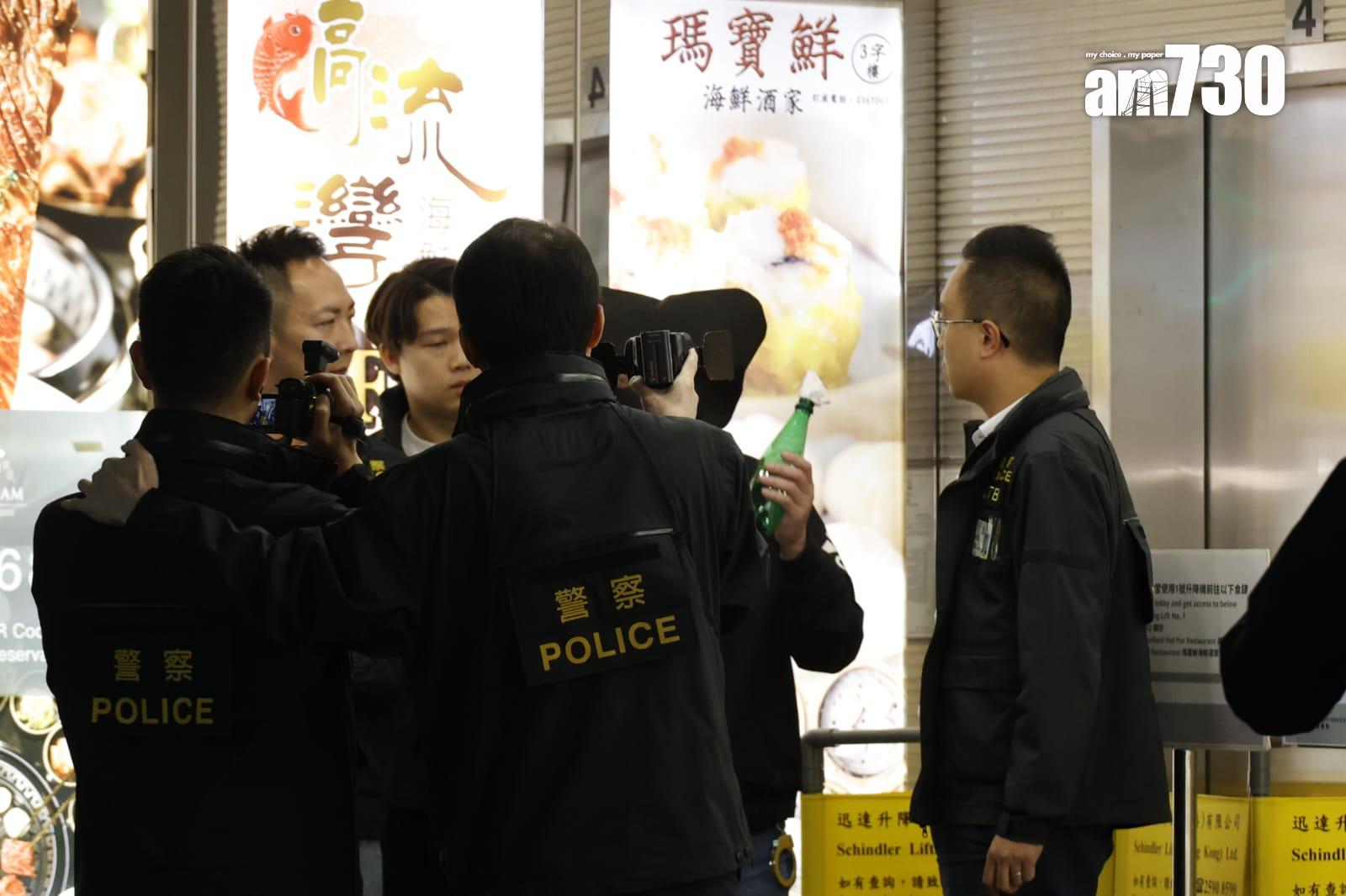 1997年發生的尖沙咀寶勒巷卡拉OK縱火案,其中一名通緝犯陳惠良潛逃27年終在內地落網並已被押返回港,警方晚上將他押返寶勒巷進行案情重組。(林俊源攝)