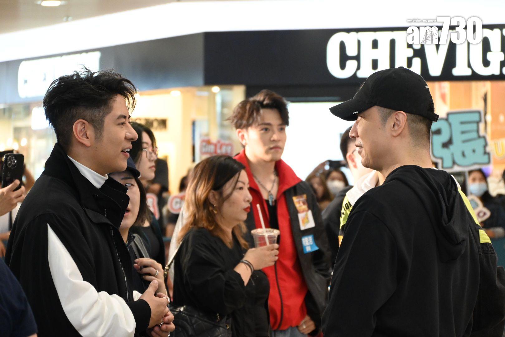 馬浚偉與許廷鏗閒聊羽毛球話題。 (娛樂組攝)