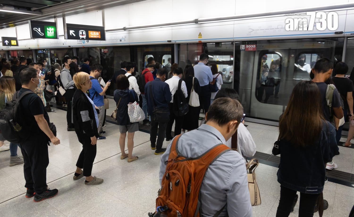 天文台在上午10時20分改發3號風球,意味著許多打工仔將要趕返工。(蘇文傑攝)