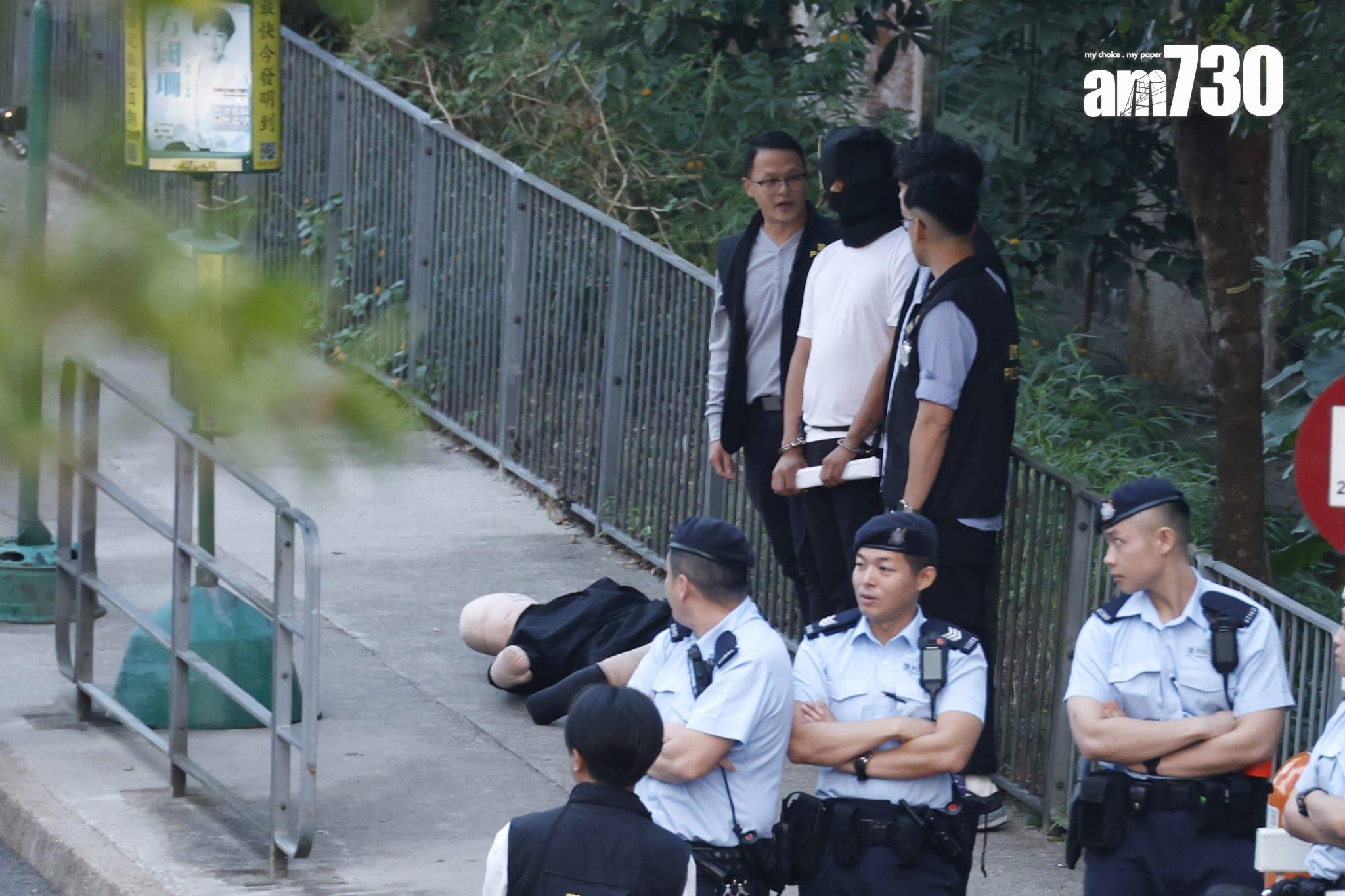 壁屋懲教員遇襲案,警方將一名被捕人士押返現場重組案情,安排假人及「長條武器」。(林俊源攝)