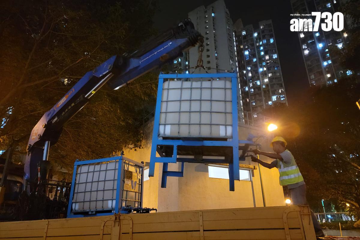 水務署在東涌各區安排水箱提供臨時食水供應,圖為富東邨。(鍾式明攝)