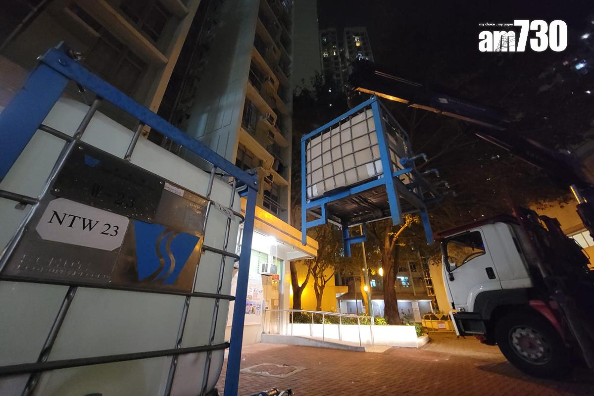 水務署在東涌各區安排水箱提供臨時食水供應,圖為富東邨。(鍾式明攝)