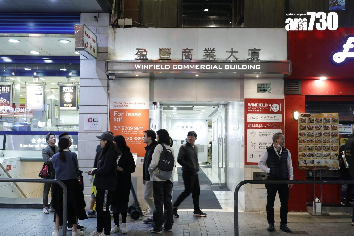 1997年發生的尖沙咀寶勒巷卡拉OK縱火案,其中一名通緝犯陳惠良潛逃27年終在內地落網並已被押返回港,警方晚上將他押返寶勒巷進行案情重組。(林俊源攝)