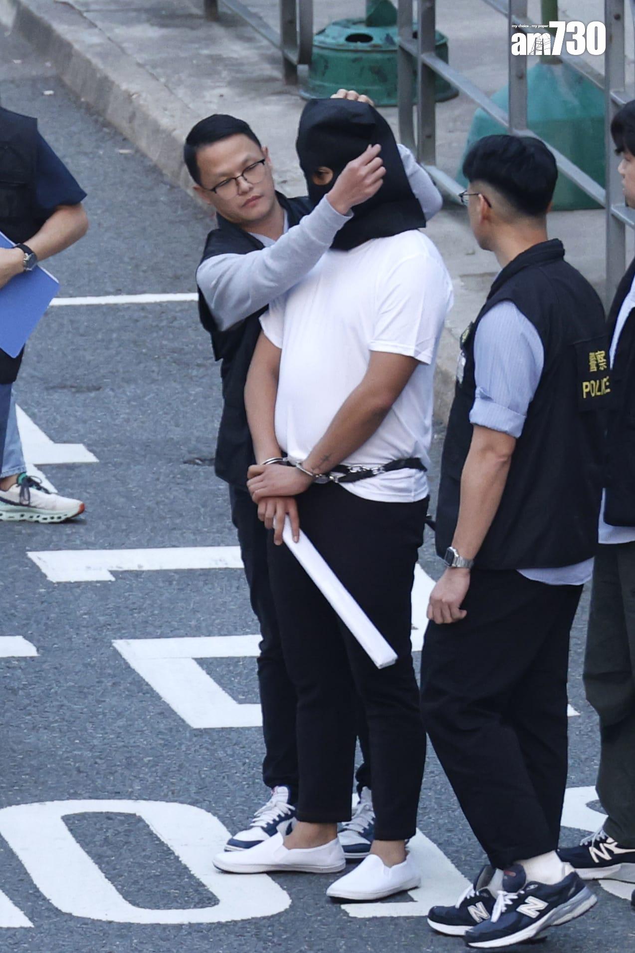 壁屋懲教員遇襲案,警方將一名被捕人士押返現場重組案情,安排假人及「長條武器」。(林俊源攝)