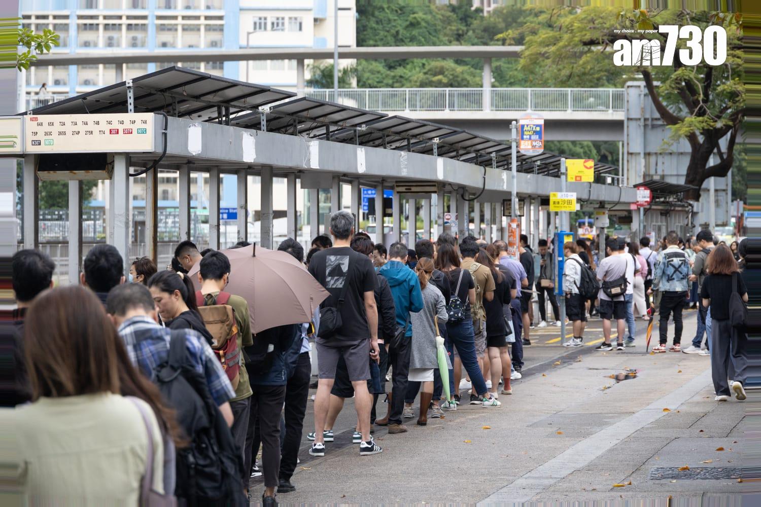 巴士站擠滿陸續前往乘車上班的市民。(蘇文傑攝)