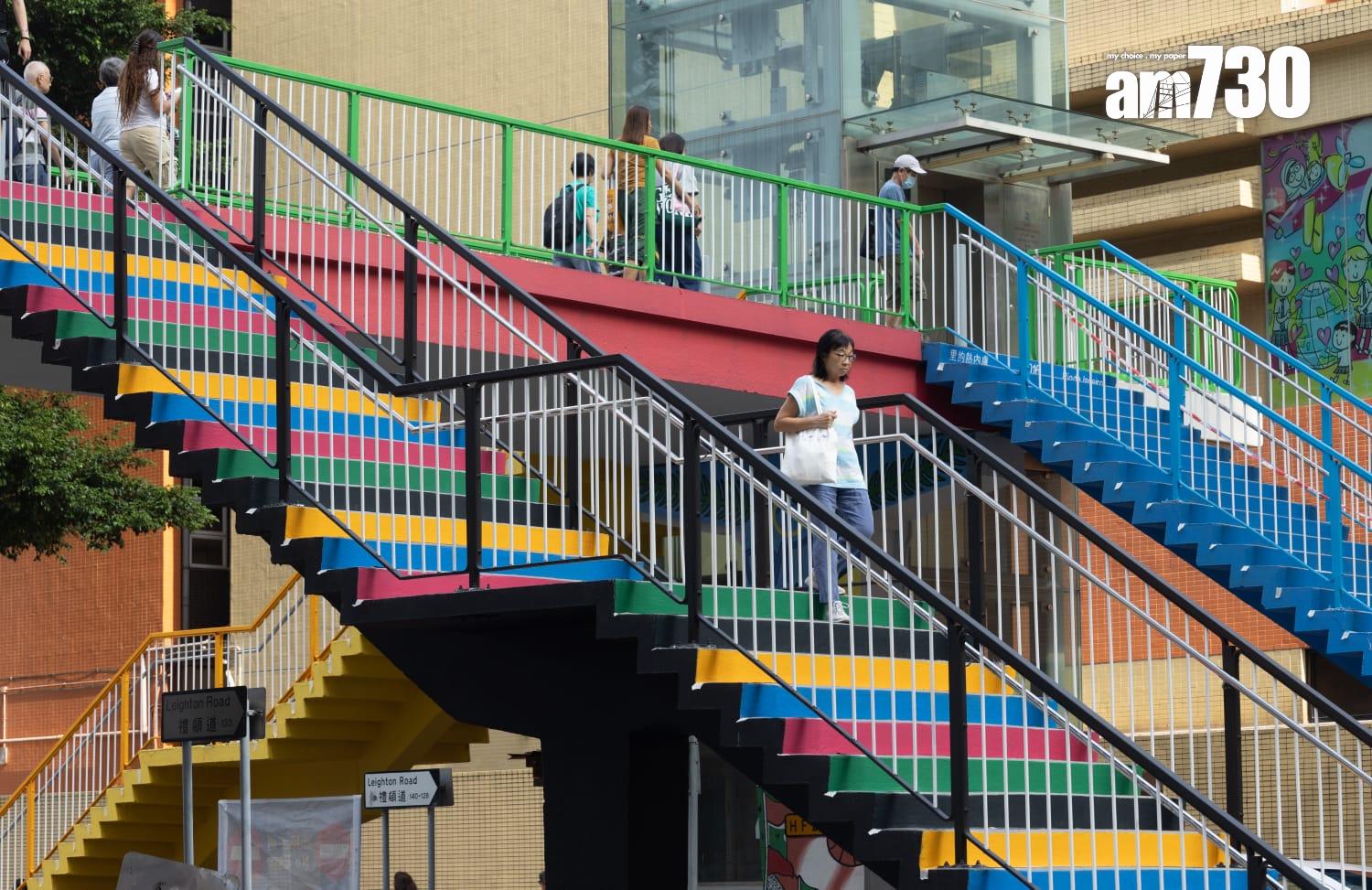 銅鑼灣「奧運橋」近日相關奧運設計圖案和資訊突然消失,路政署稱鑑於部分油漆已日漸褪色,故進行翻新工程,不涉更改現有的外觀設計,料於12月完成。(蘇文傑攝)