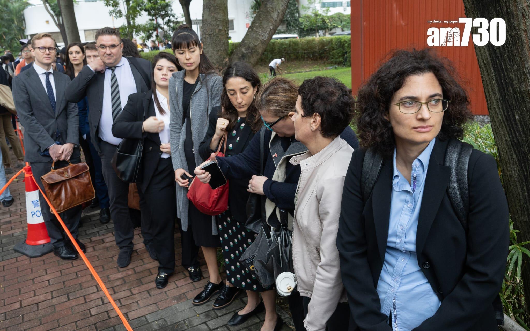多國駐港領事館均有派員排隊等候旁聽。(蘇文傑攝)