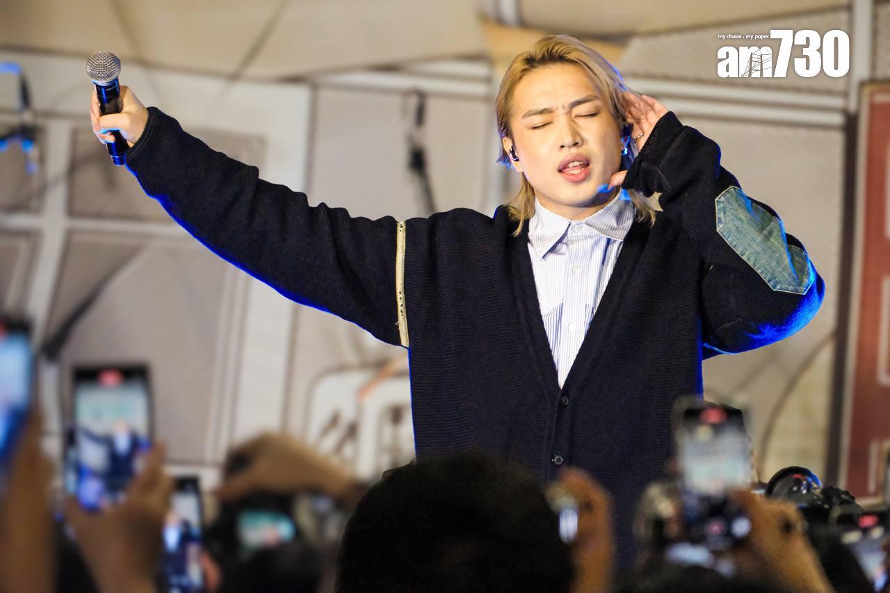 柳應廷先後唱《大海少年》時,邀請全場觀眾大合唱。(由觀眾提供)