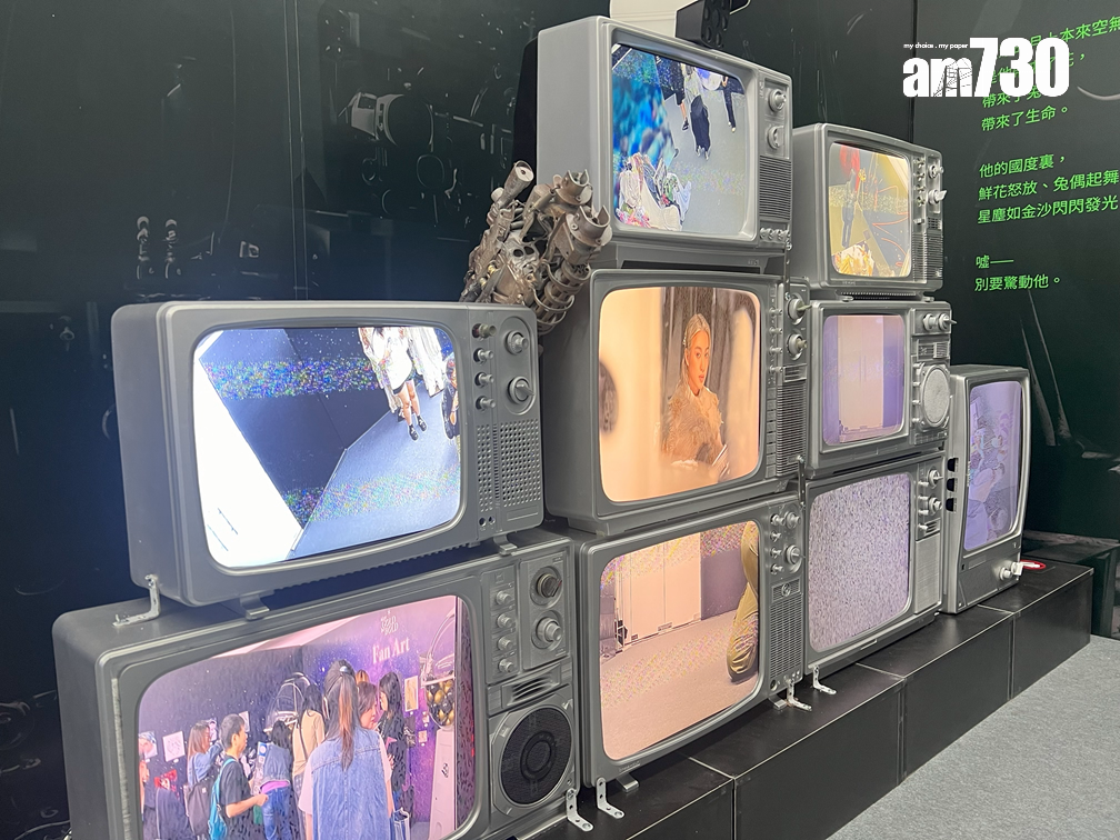 柳應廷生日展「月居人」展區的藝術裝置及激光槍。(娛樂組攝)