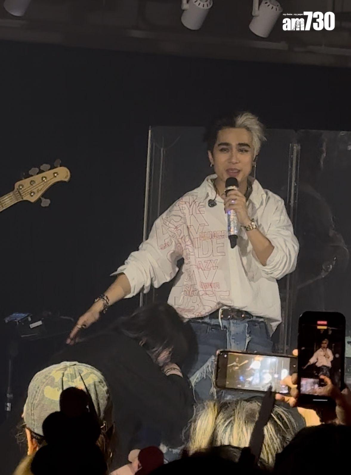 有女歌迷表現激動。 (娛樂組攝)