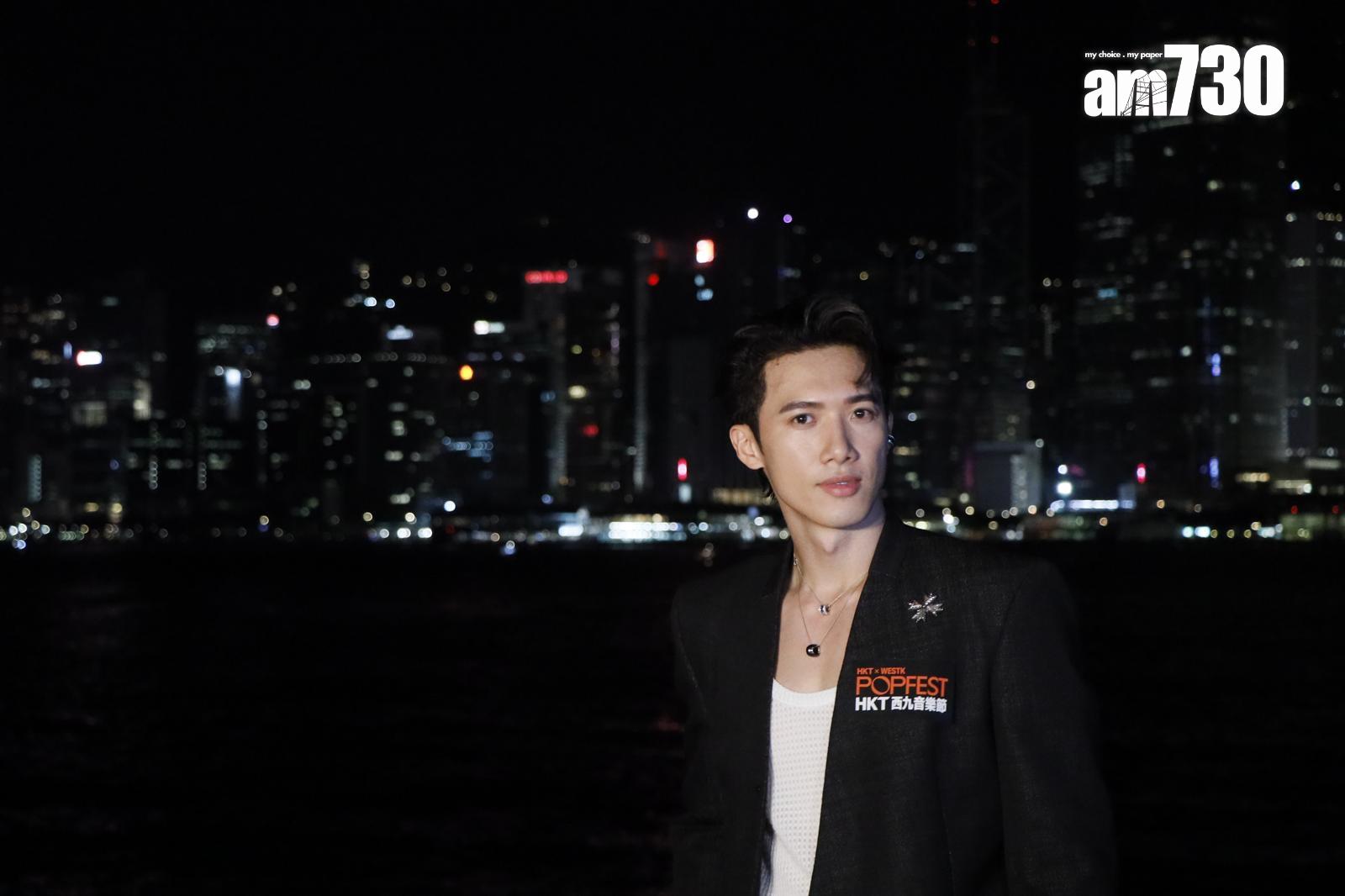 Stanley在維港夜景下受訪,大派心心。(娛樂組攝)