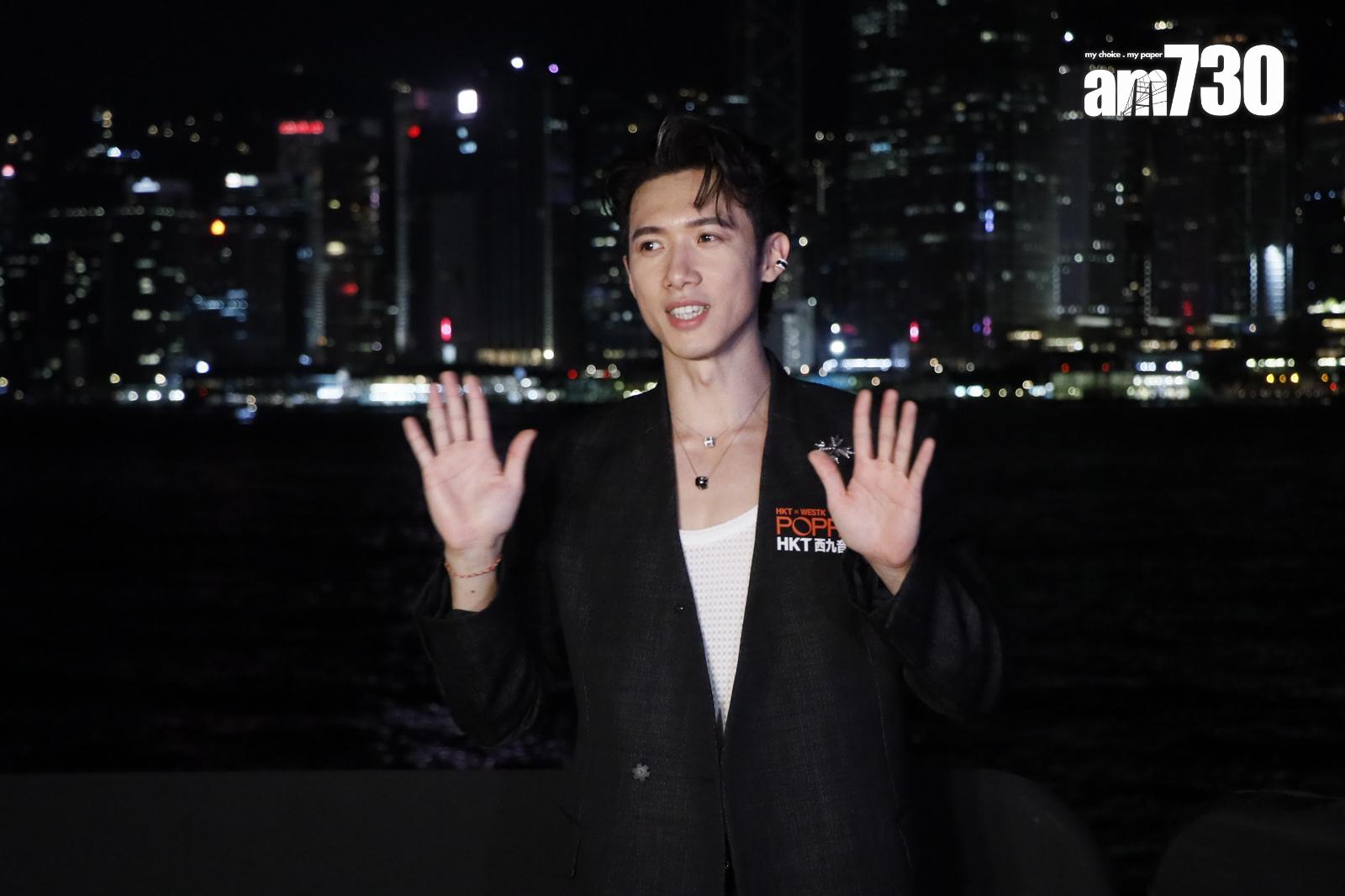 Stanley在維港夜景下受訪,扮遊客攞甫士打卡。(娛樂組攝)