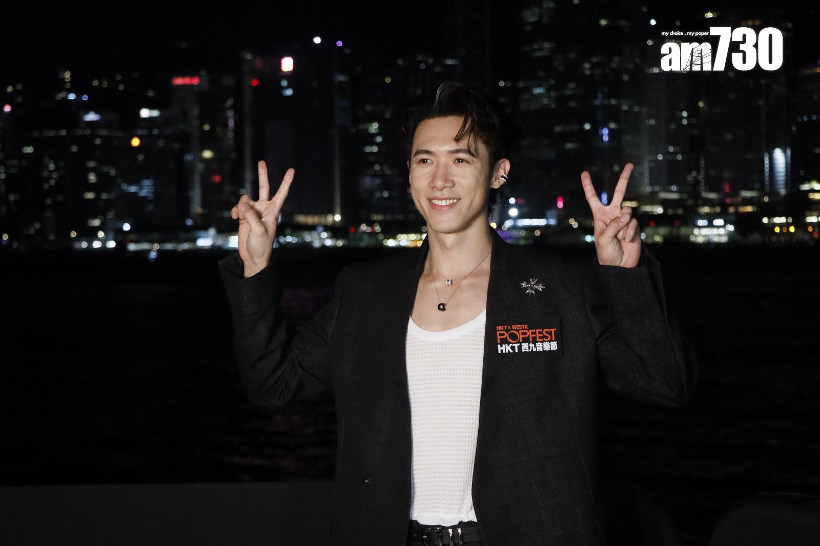 Stanley在維港夜景下受訪,扮遊客打卡。(娛樂組攝)