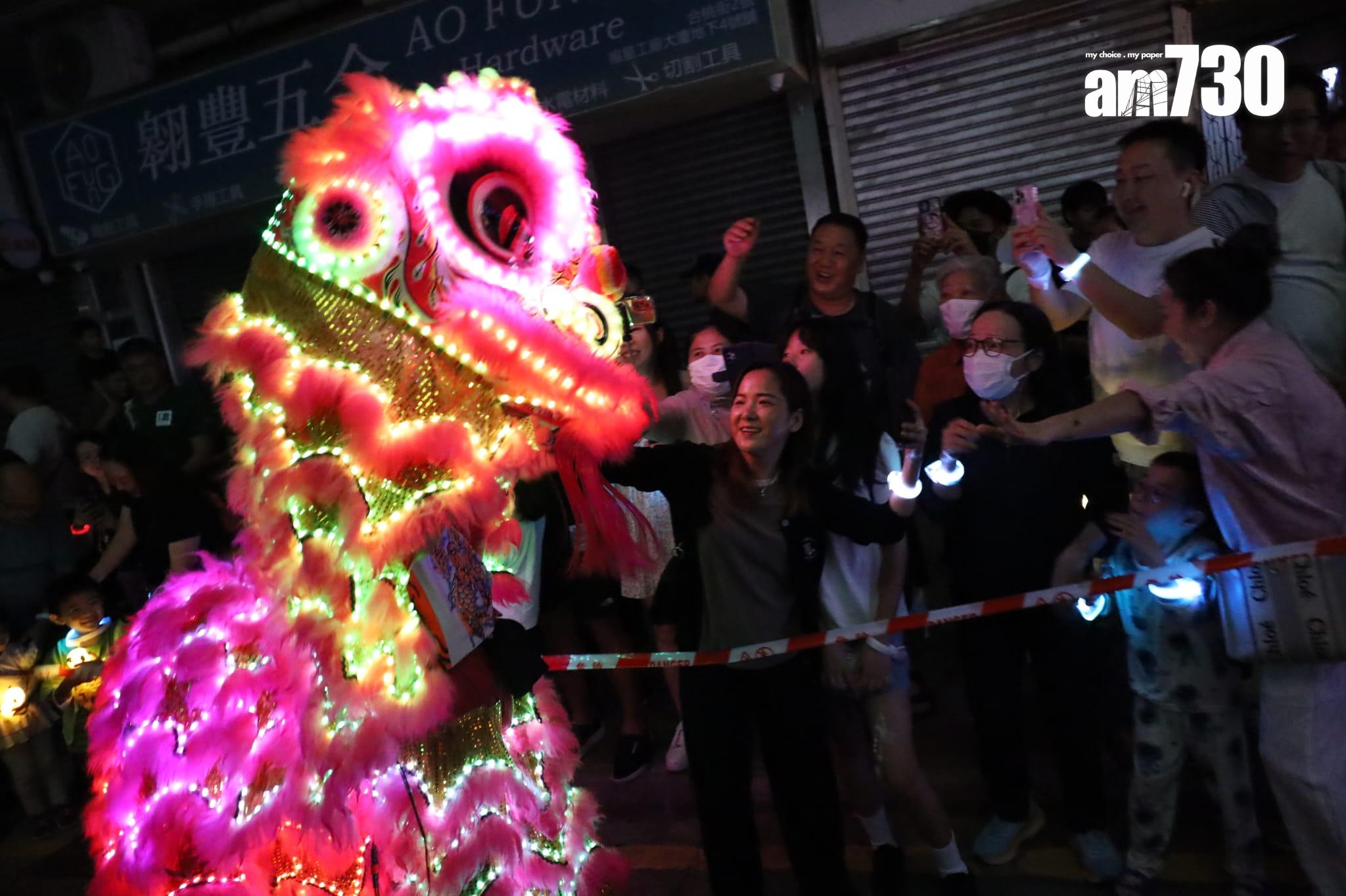 大角咀廟會盛大舉行 500呎夜光龍壓軸登場 (鍾式明攝)