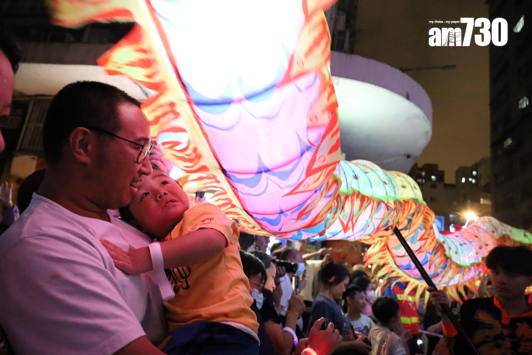 大角咀廟會盛大舉行 500呎夜光龍壓軸登場 (鍾式明攝)