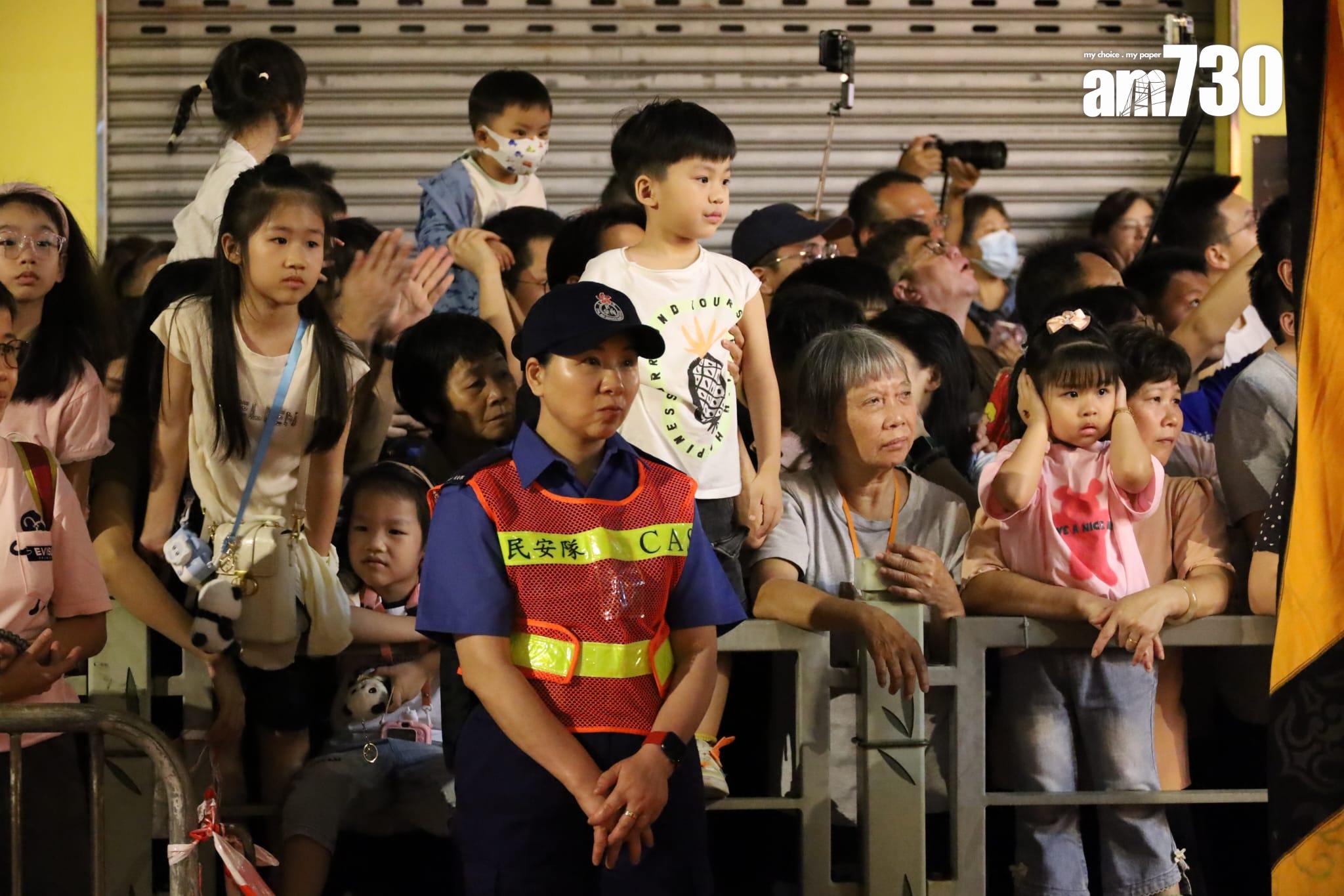 大角咀廟會盛大舉行 500呎夜光龍壓軸登場 (鍾式明攝)