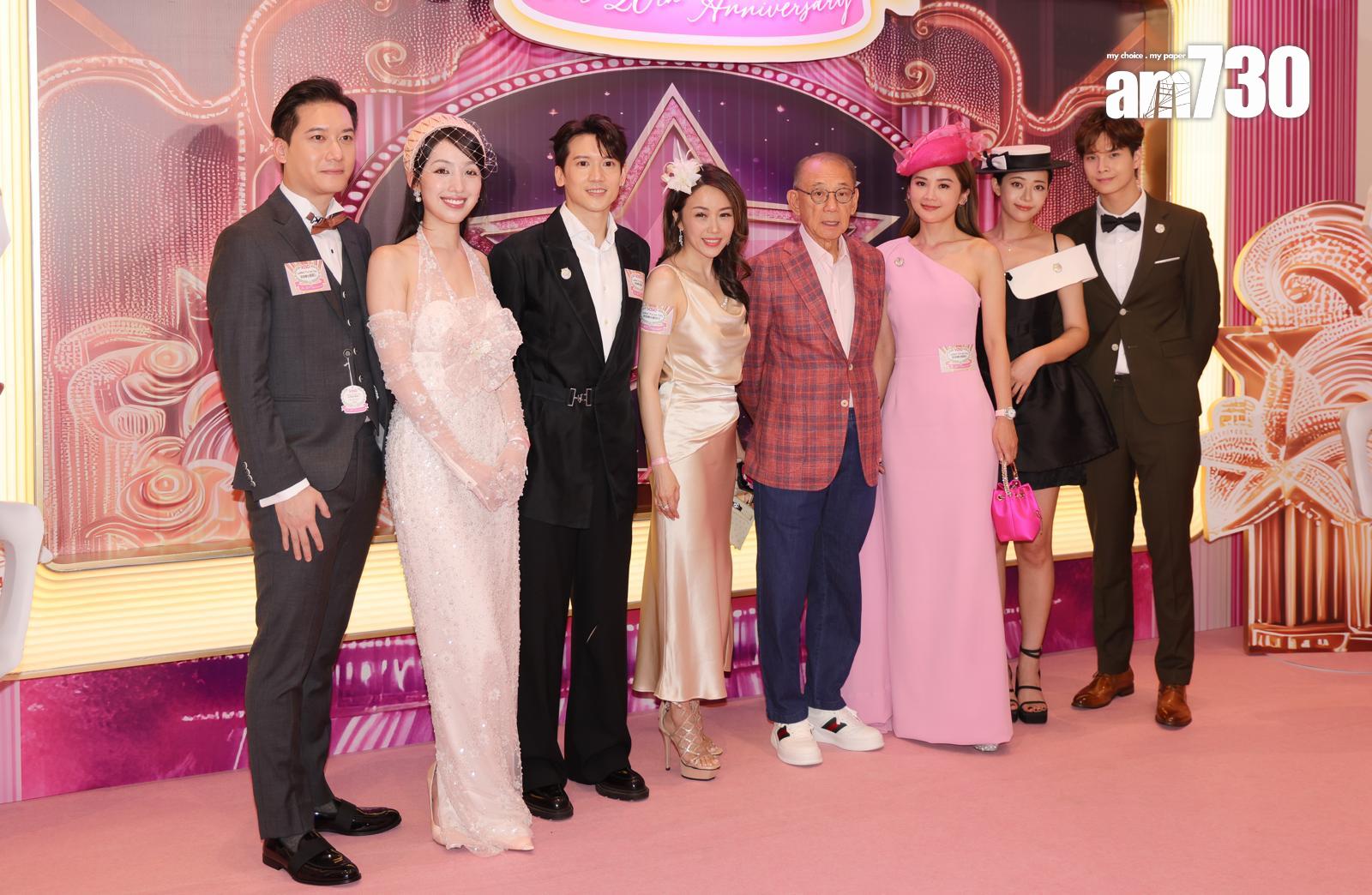 楊受成與一眾英皇藝人出席沙田馬場的「莎莎婦女銀袋日」。