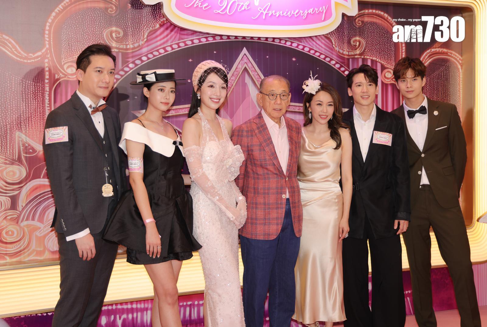 楊受成與一眾英皇藝人出席沙田馬場的「莎莎婦女銀袋日」。