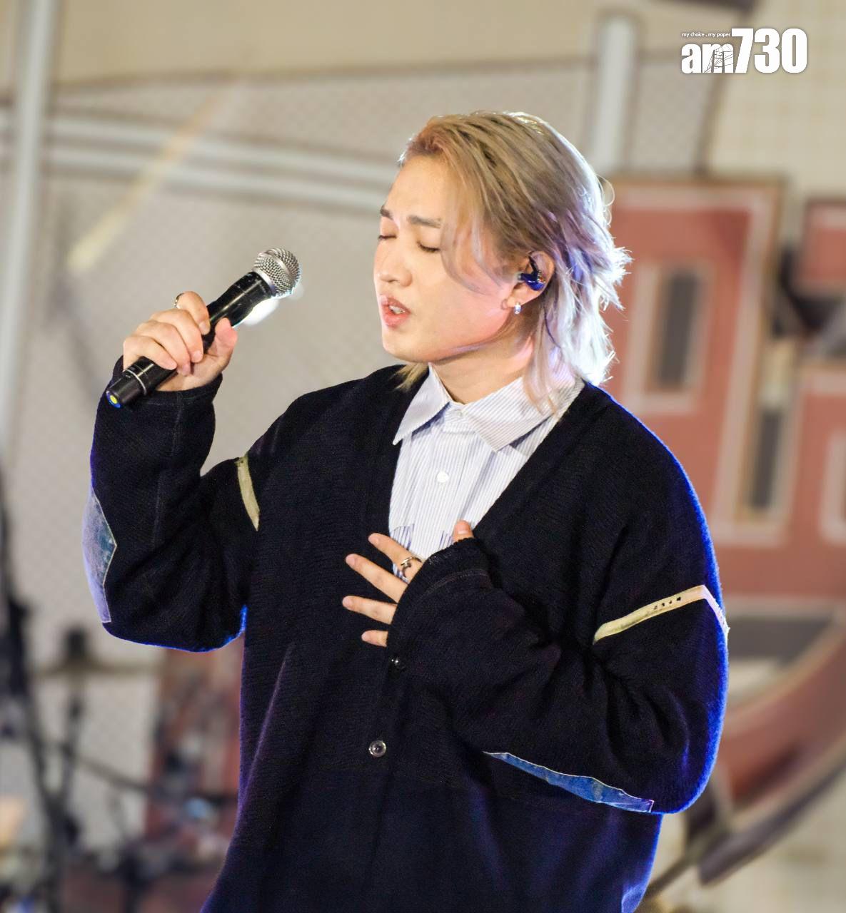 柳應廷先後唱了《筆觸男孩憂鬱之死》、《月居人》和《大海少年》。(由觀眾提供)