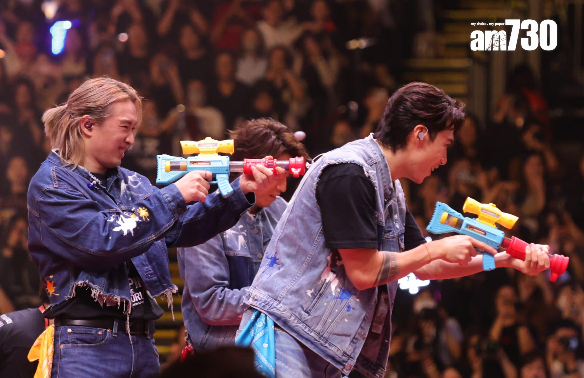 MIRROR 6周年見面會,12子落力為鏡粉謀福利。(吳康琦攝)