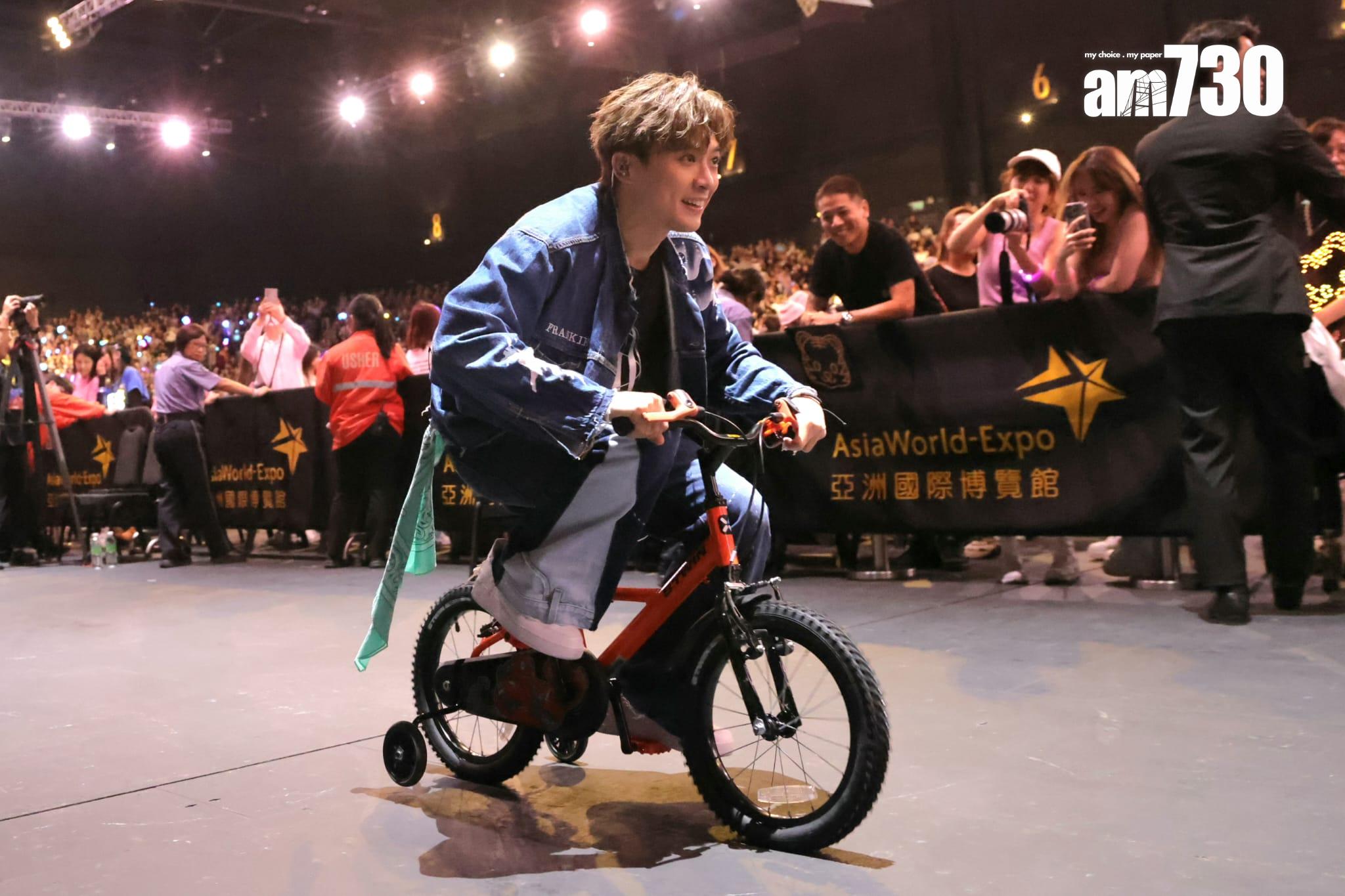 MIRROR 6周年見面會,12子落力為鏡粉謀福利。(吳康琦攝)