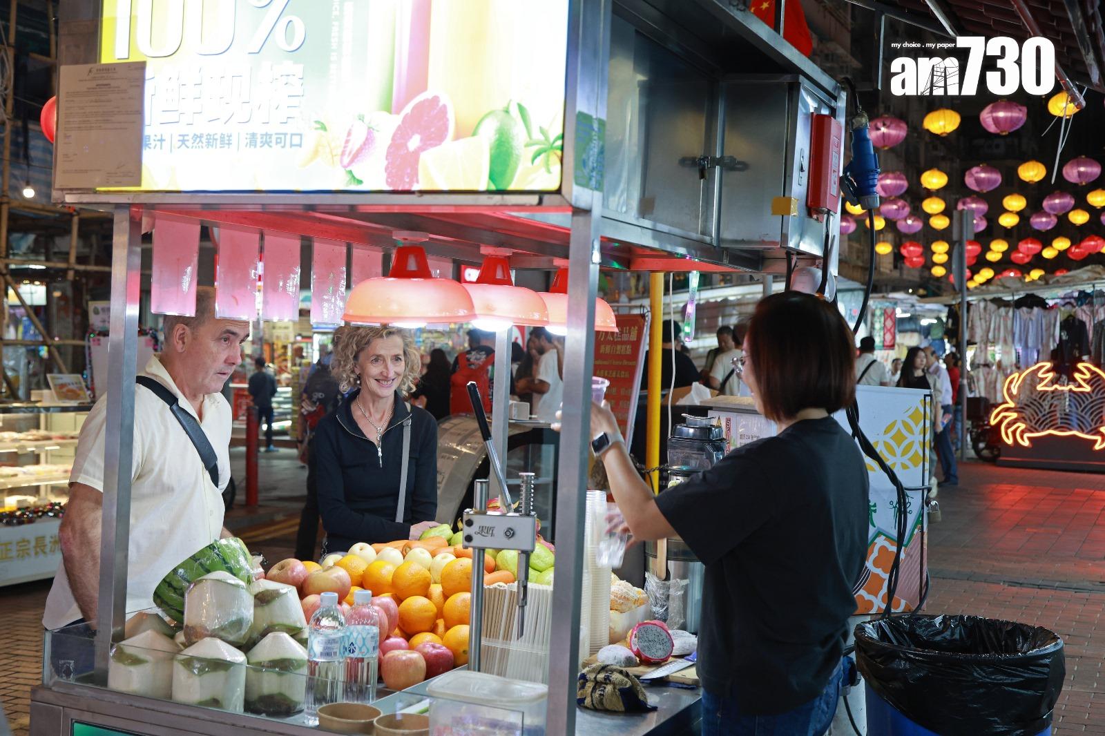 陳錦榮指,「夜繽紛」令廟街有改變,使旅客眼前一亮。(羅錦鴻攝)