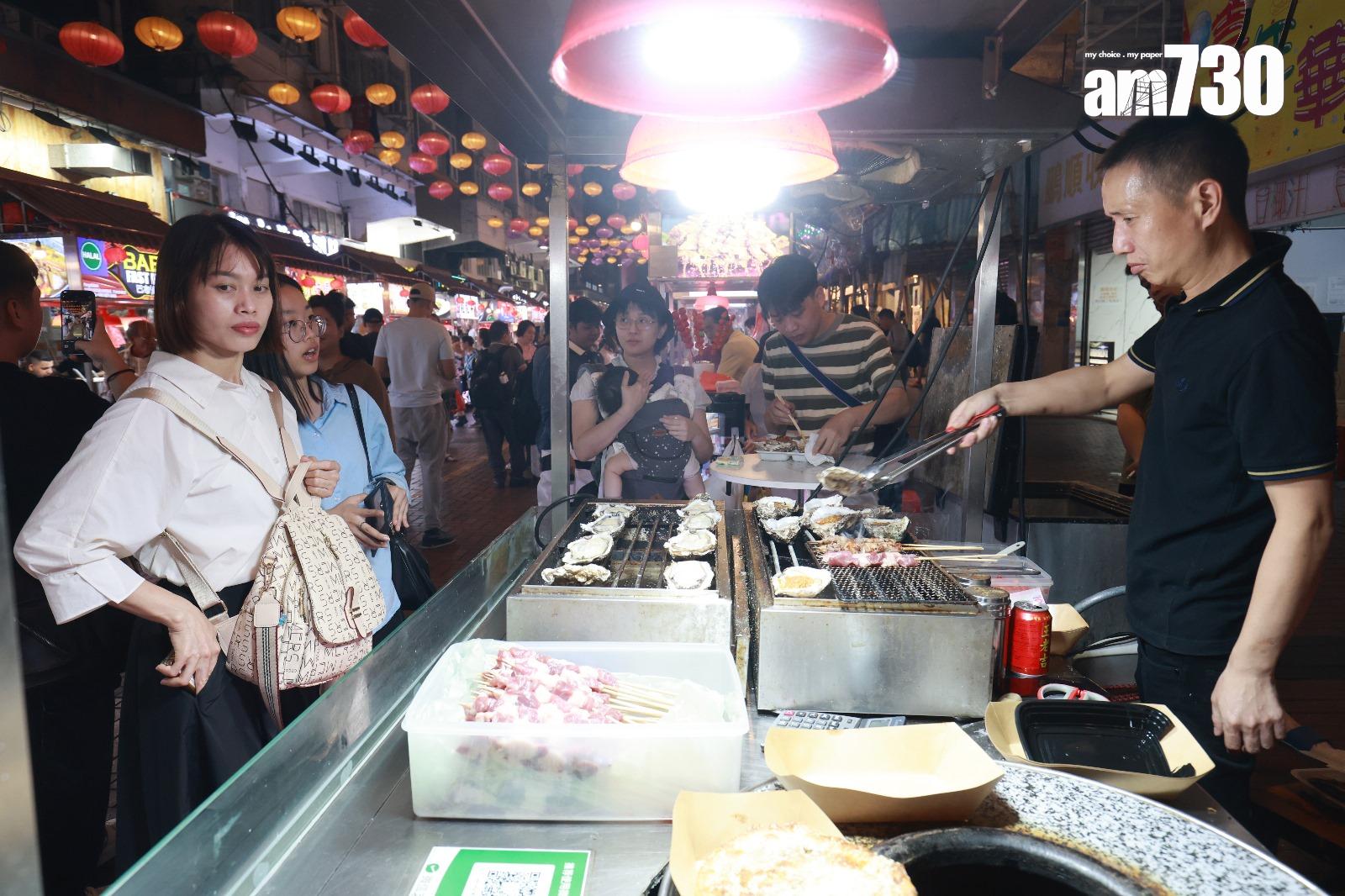 陳錦榮指,「夜繽紛」令廟街有改變,使旅客眼前一亮。(羅錦鴻攝)