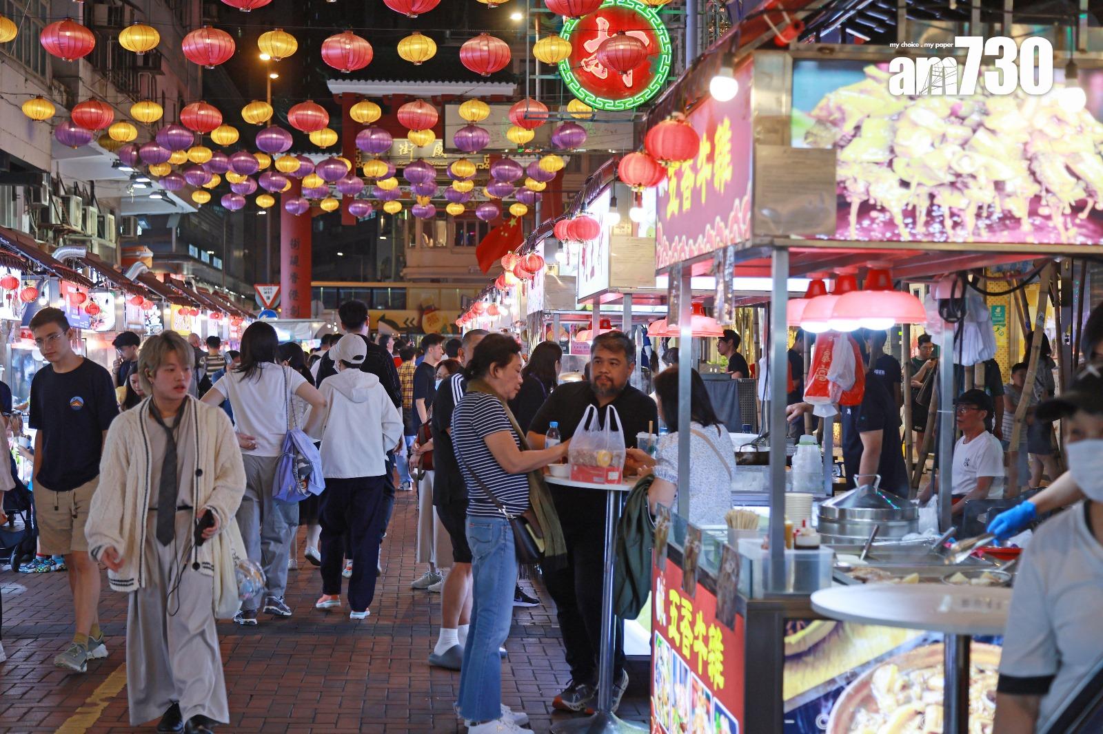 陳錦榮指,「廟街夜繽紛」令廟街平日人流由日均逾2,000人次增至逾7,000人次。(羅錦鴻攝)