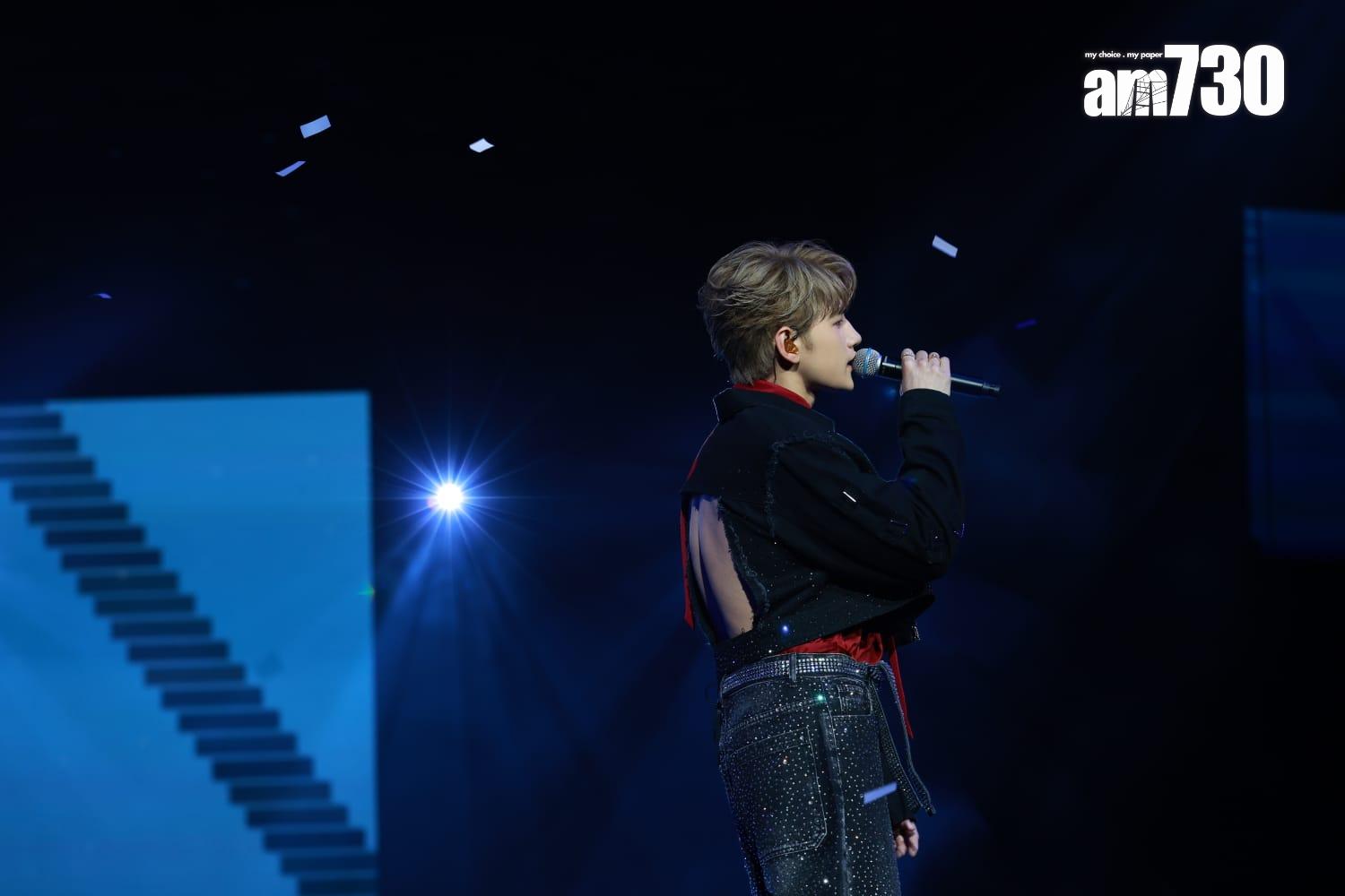 Jeffrey在《KATCH OUR LIFE 陳蕾 x 洪嘉蒙×魏浚笙 音樂會》大露背與Kaho合唱,。(羅錦鴻攝)