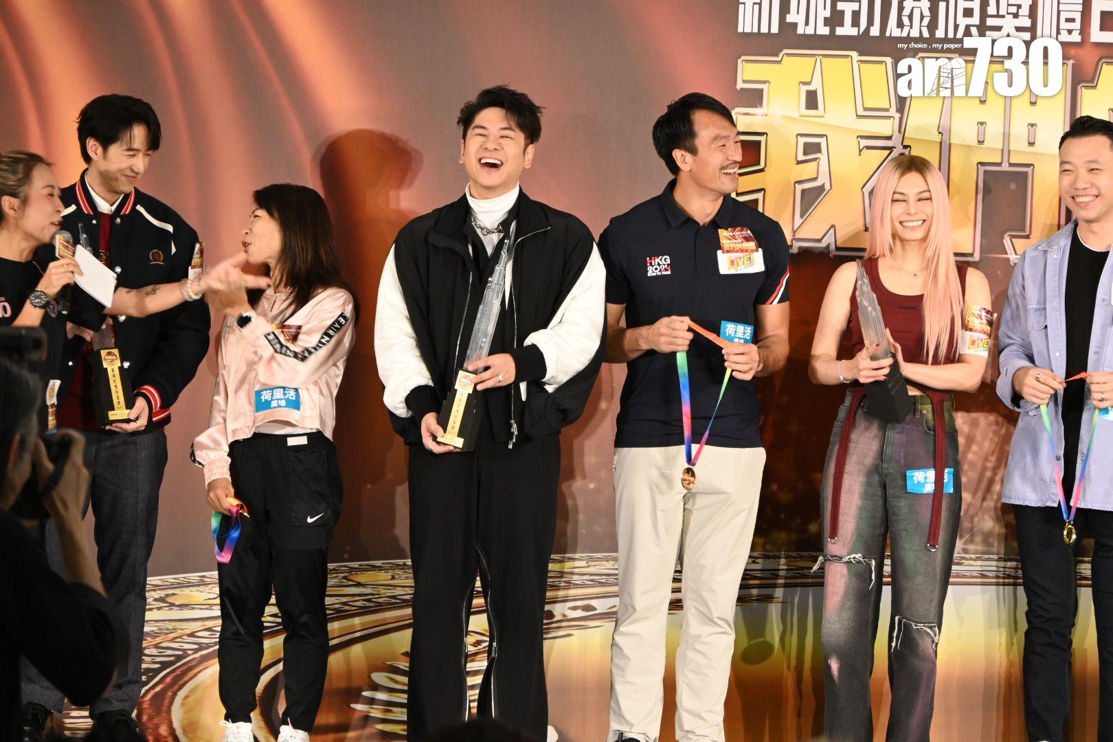 許廷鏗與運動員交換獎座及獎牌時,表現興奮,尤如自己在運動項目勝出一樣。(娛樂組攝)