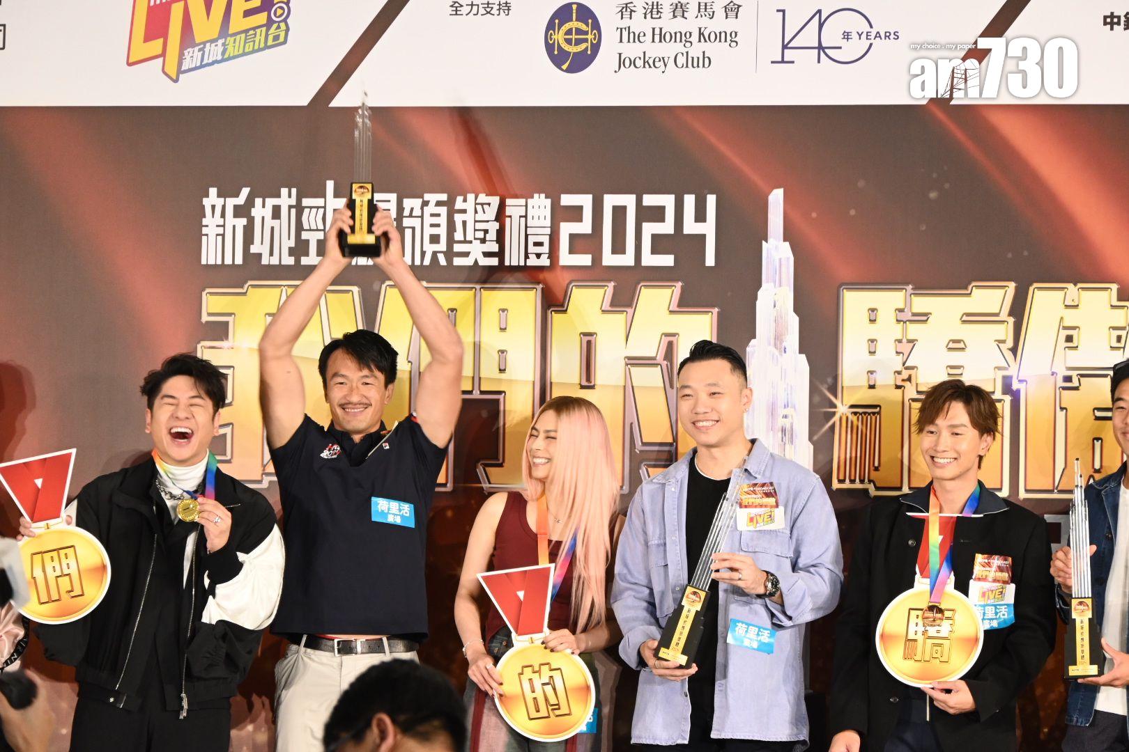 許廷鏗與運動員交換獎座及獎牌時,表現興奮,尤如自己在運動項目勝出一樣。(娛樂組攝)