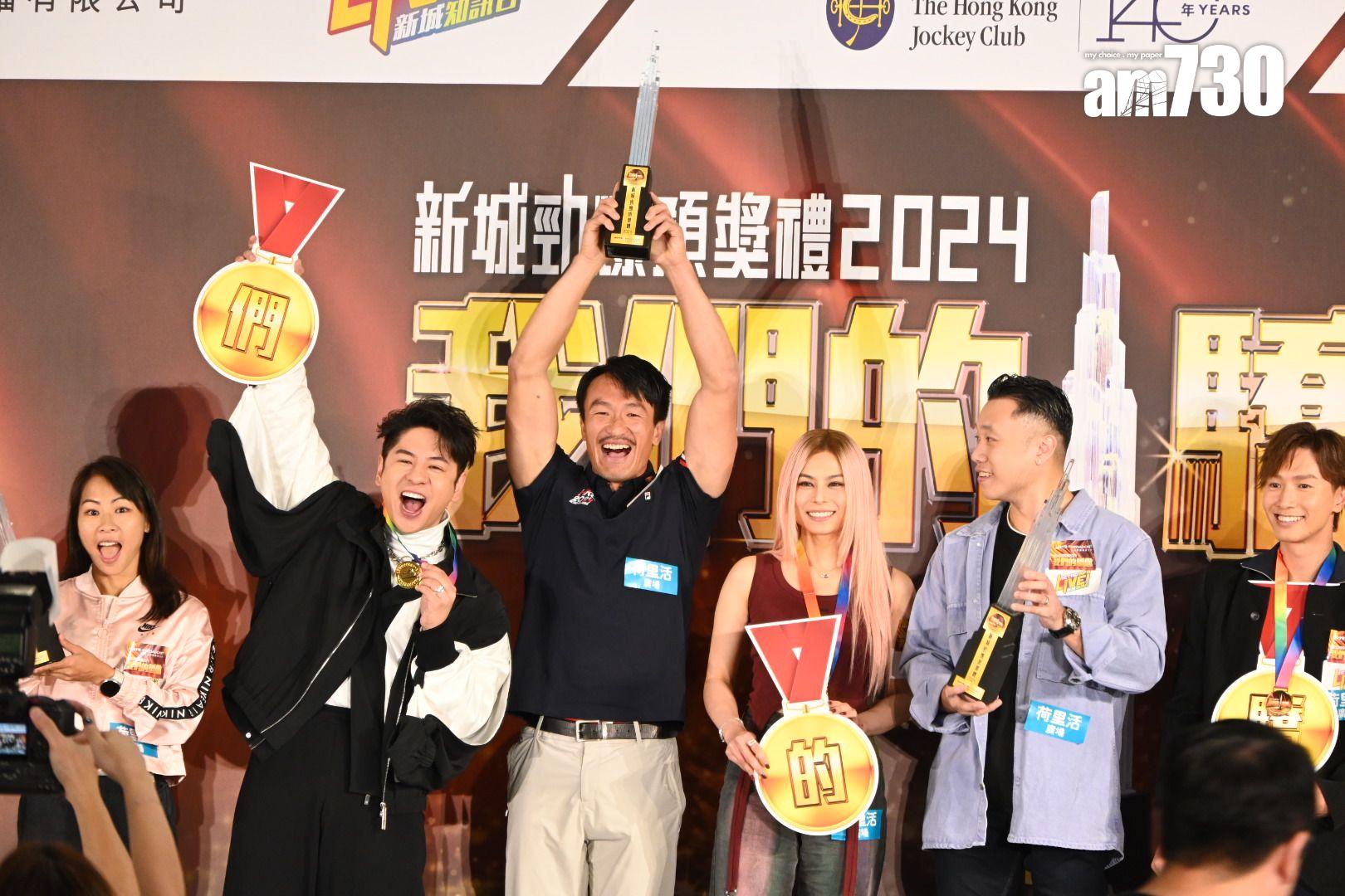 許廷鏗與運動員交換獎座及獎牌時,表現興奮,尤如自己在運動項目勝出一樣。(娛樂組攝)