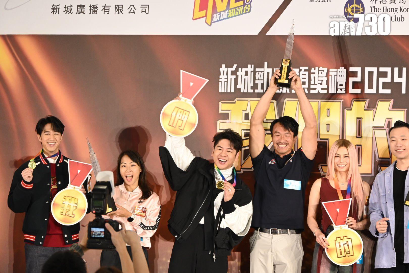 許廷鏗與運動員交換獎座及獎牌時,表現興奮,尤如自己在運動項目勝出一樣。(娛樂組攝)