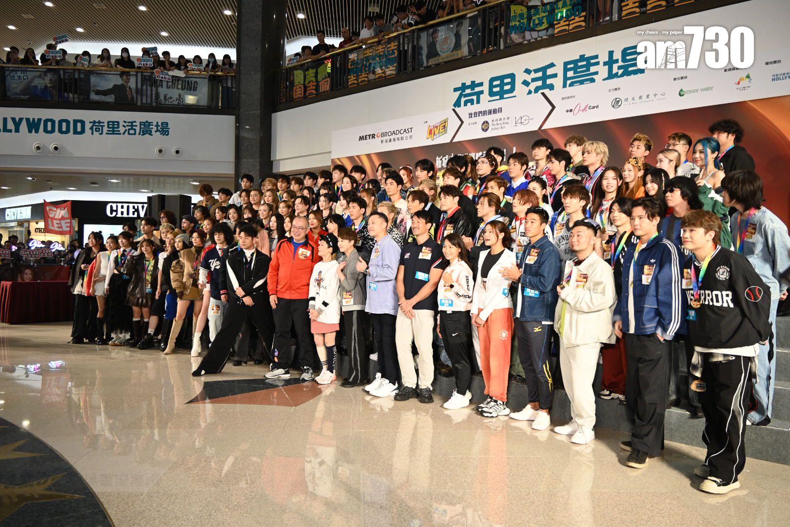 許廷鏗大騷機心腿,但原因是為了不想擋了後方的歌手。