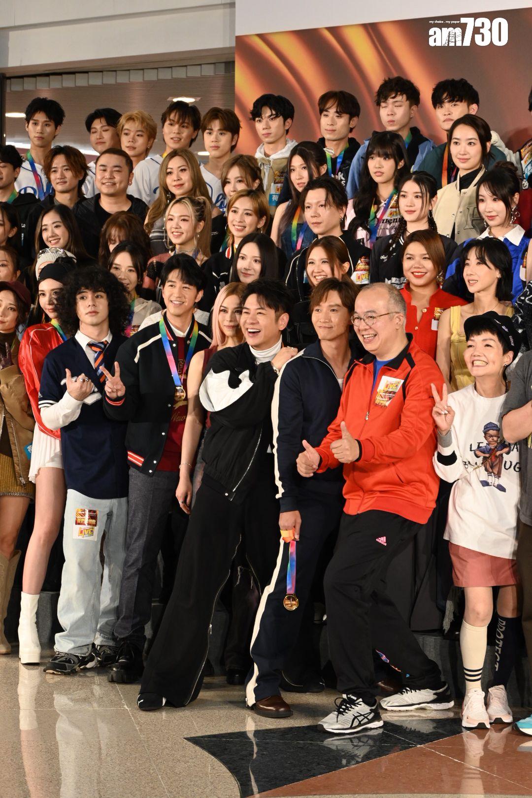 許廷鏗大騷機心腿,但原因是為了不想擋了後方的歌手。