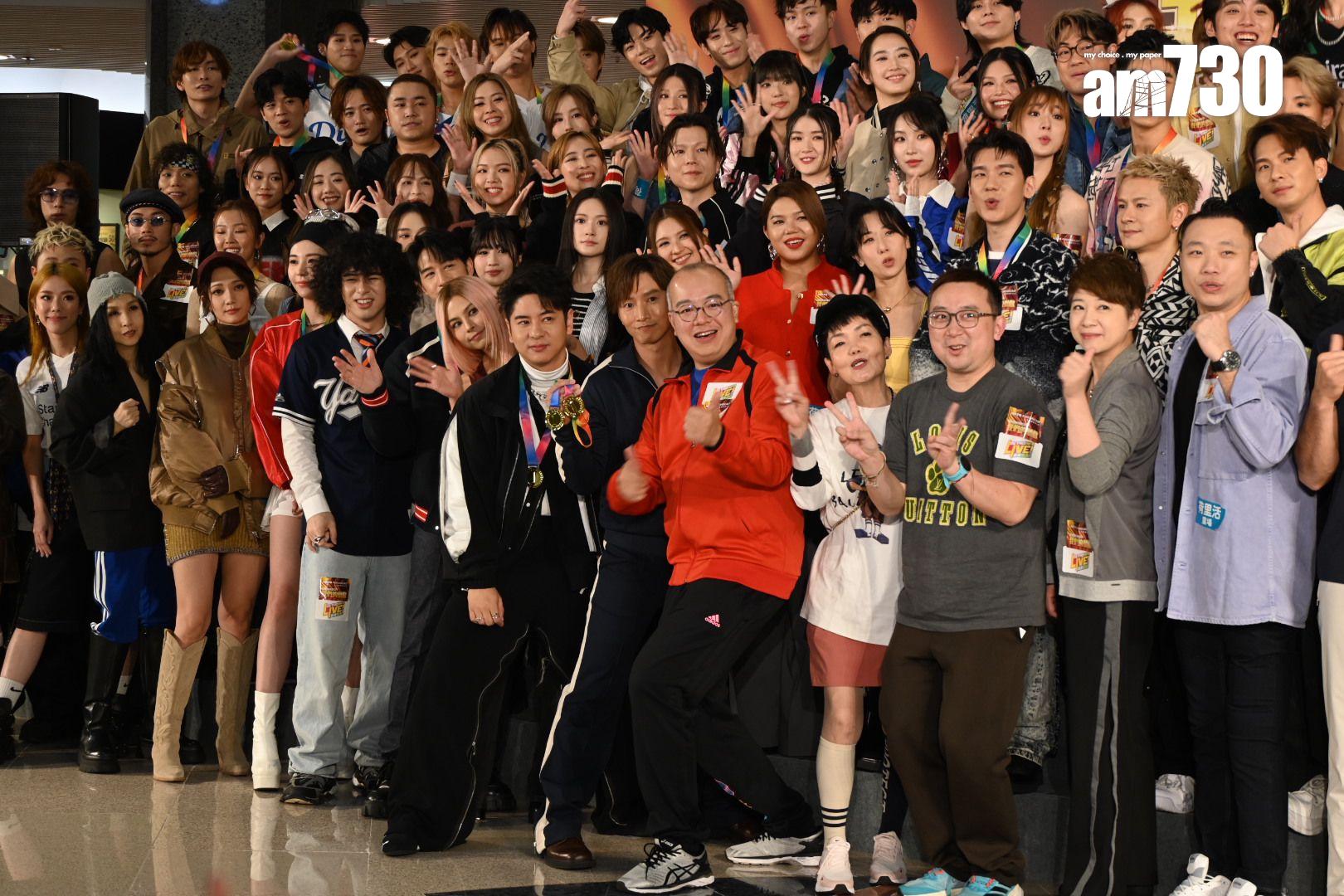 許廷鏗大騷機心腿,但原因是為了不想擋了後方的歌手。