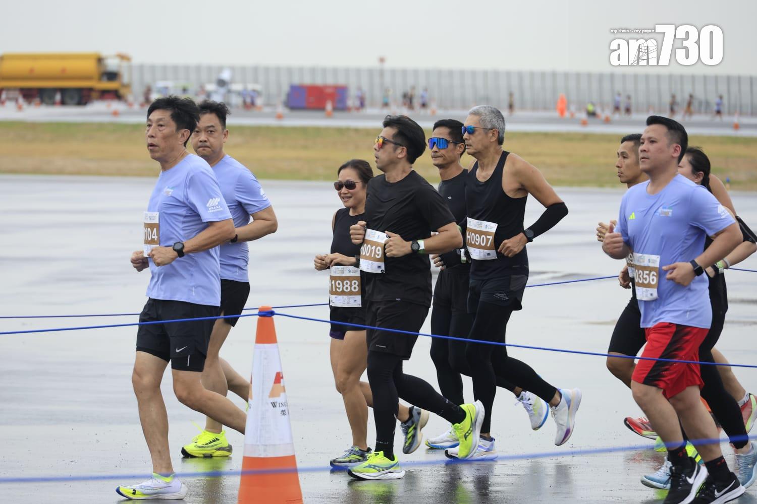周潤發滿意成績,並稱全程跑得好舒服。(林俊源攝)