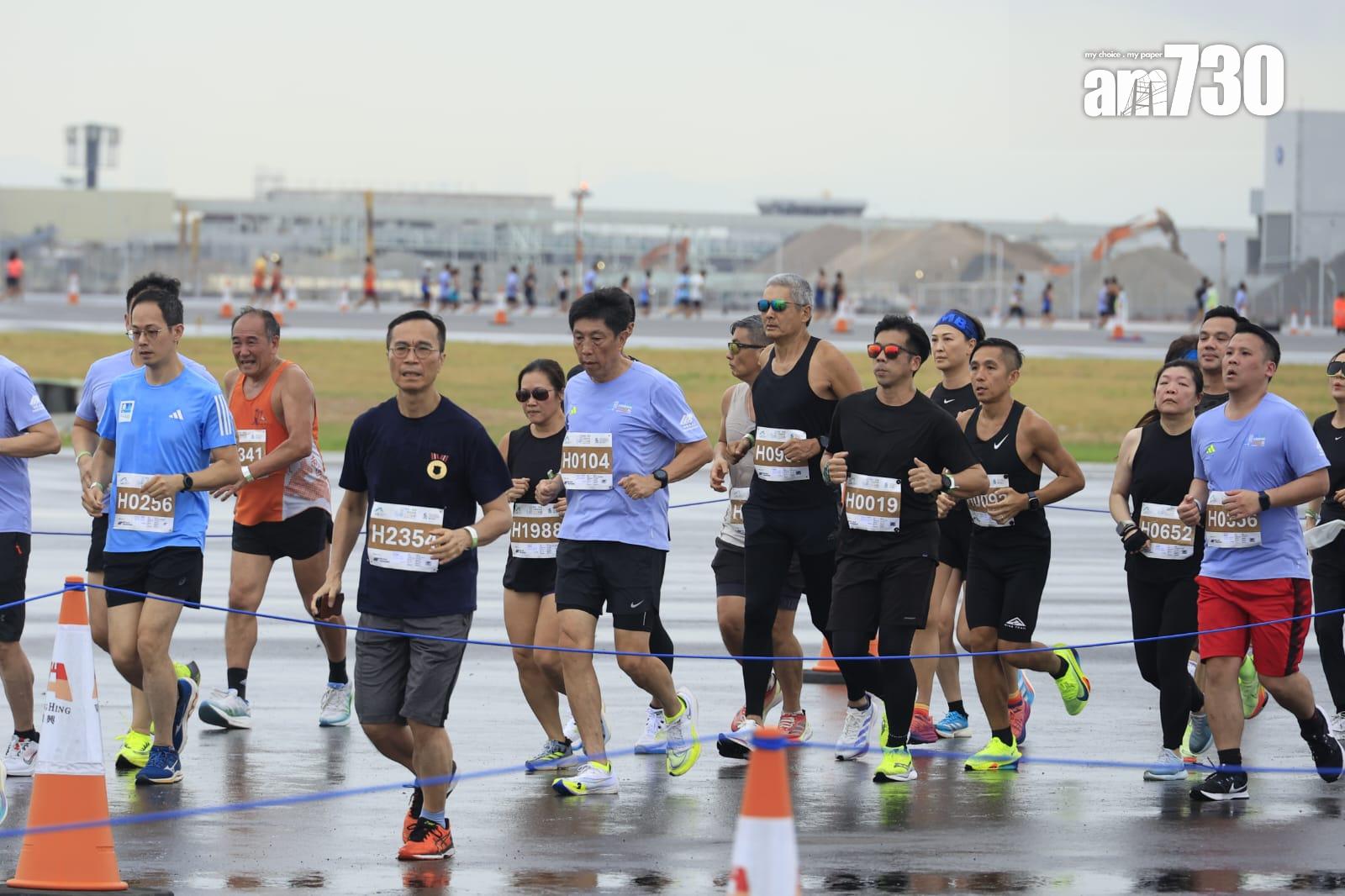 周潤發滿意成績,並稱全程跑得好舒服。(林俊源攝)