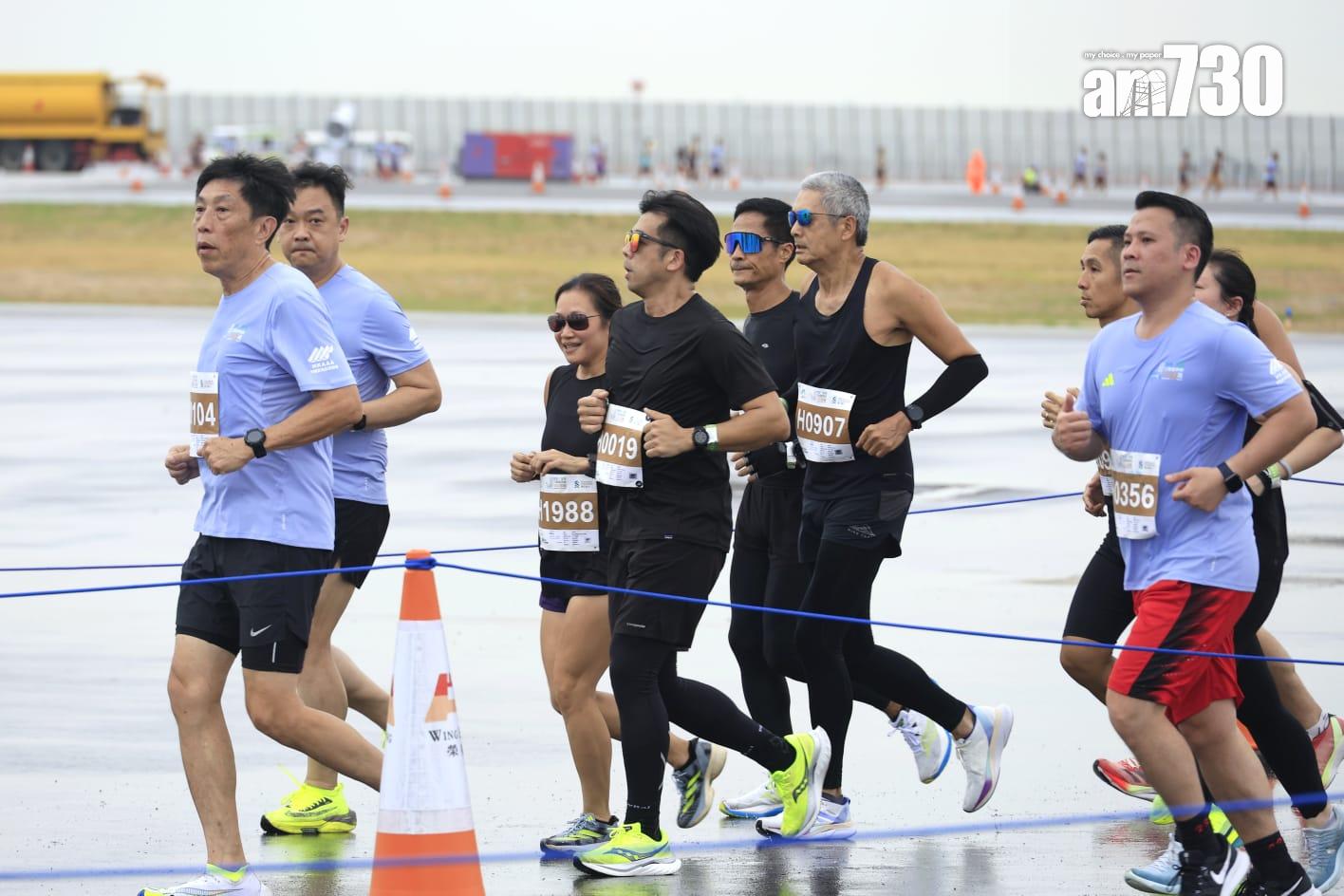 周潤發滿意成績,並稱全程跑得好舒服。(林俊源攝)