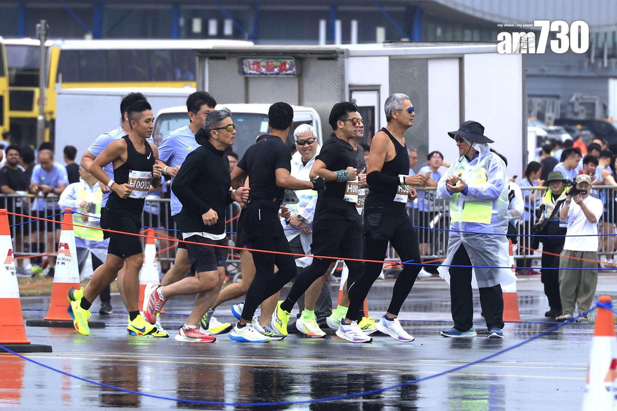 周潤發滿意成績,並稱全程跑得好舒服。(林俊源攝)