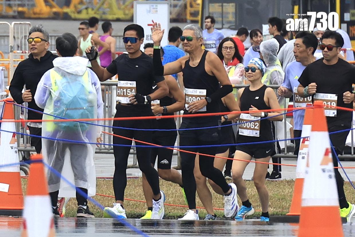 周潤發滿意成績,並稱全程跑得好舒服。(林俊源攝)